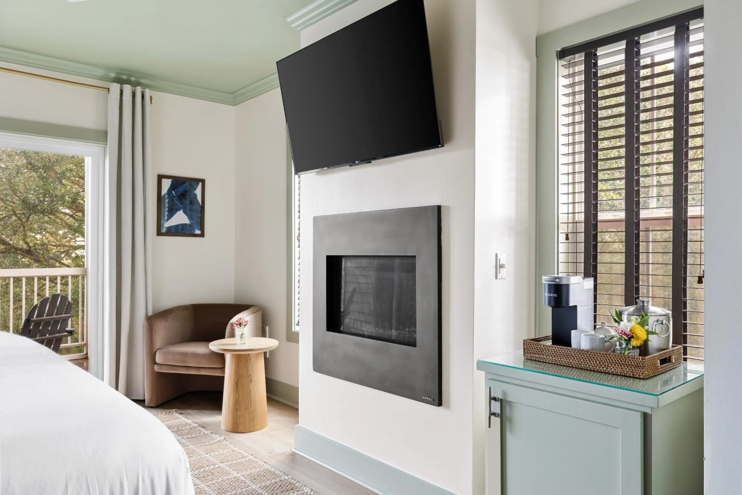 TV and multimedia, Bed in Regatta Inn - Adults Only