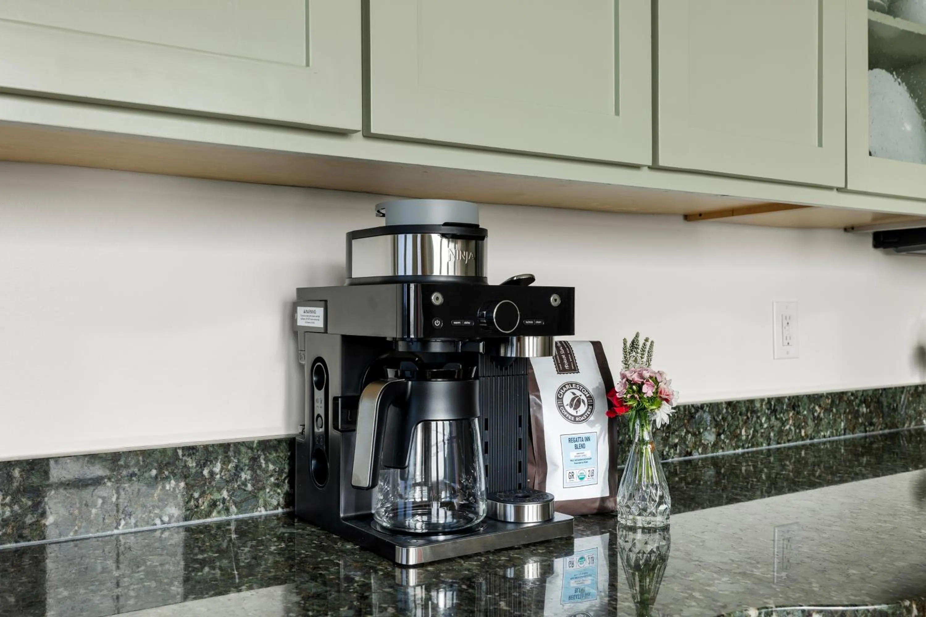 Coffee/tea facilities in Regatta Inn - Adults Only