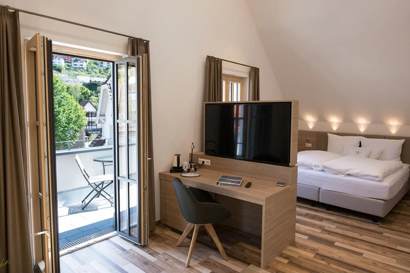 Restaurant/places to eat, Bed in Hotelmyhome