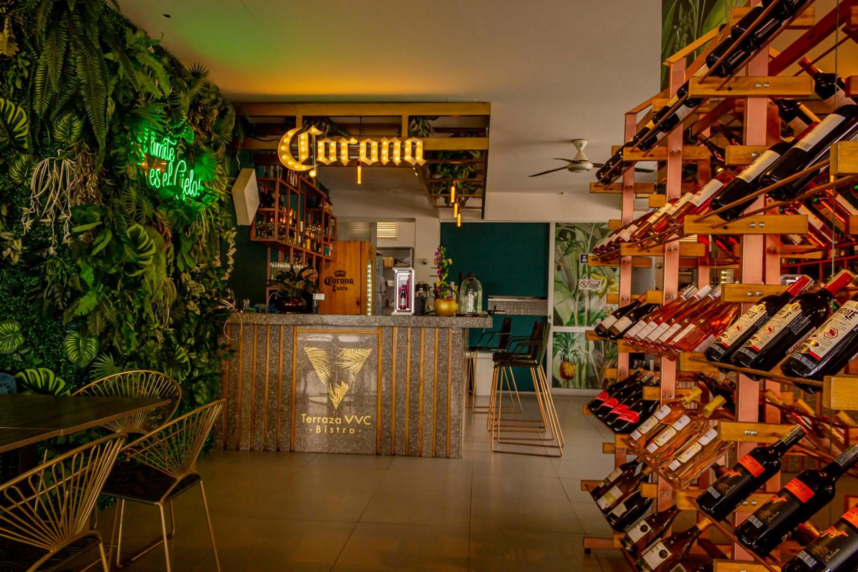 Restaurant/places to eat in VVC Hotel's