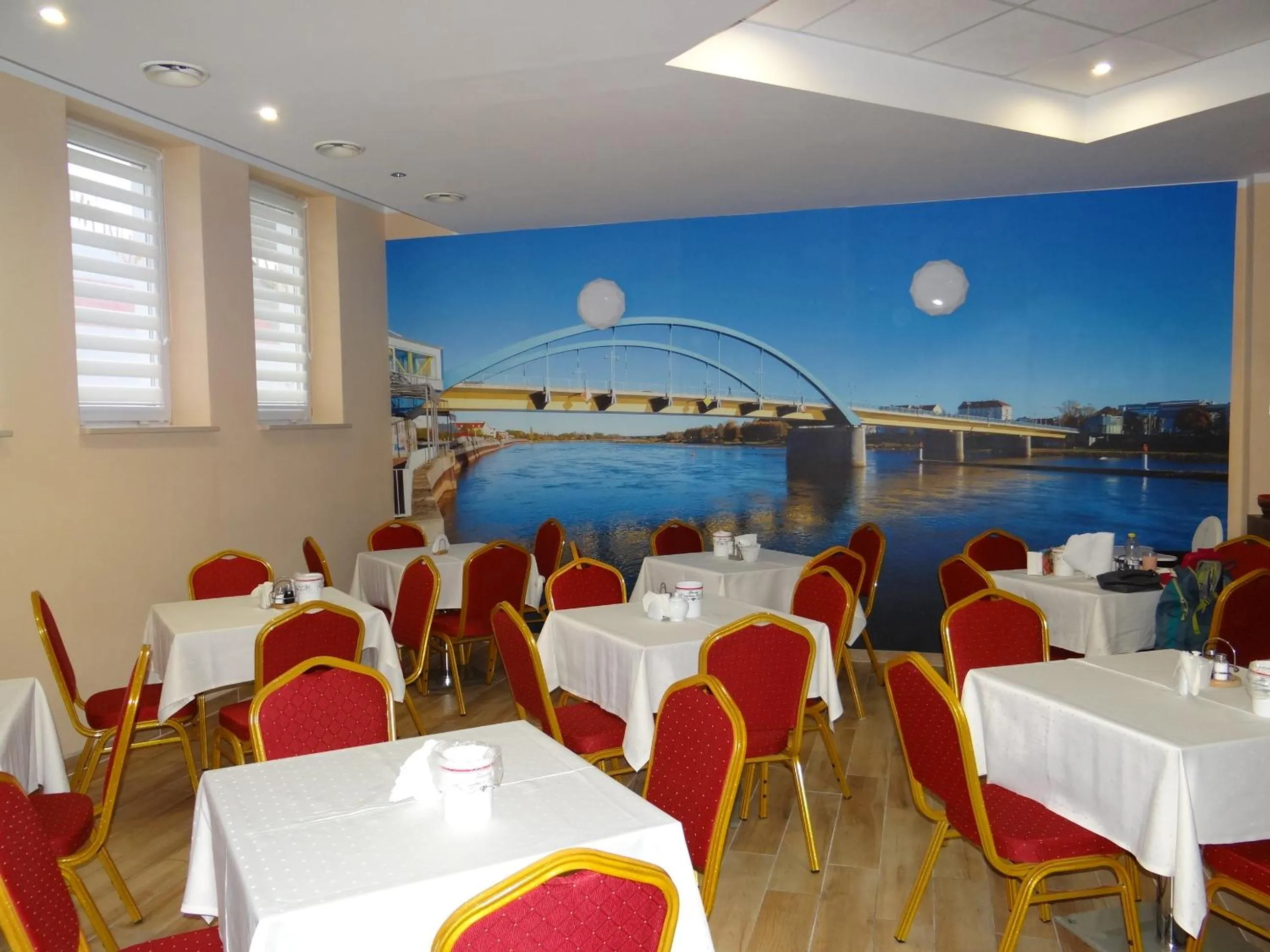 Restaurant/places to eat in Hotel Relax