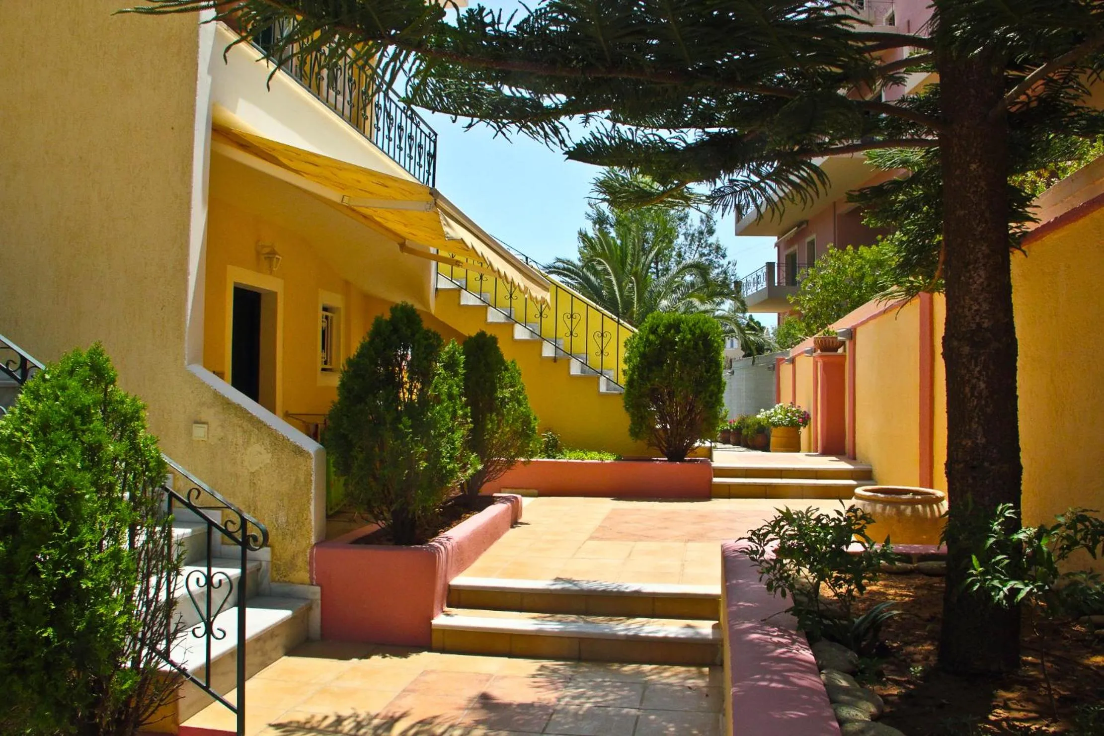 Facade/entrance in Liostasi Retreat