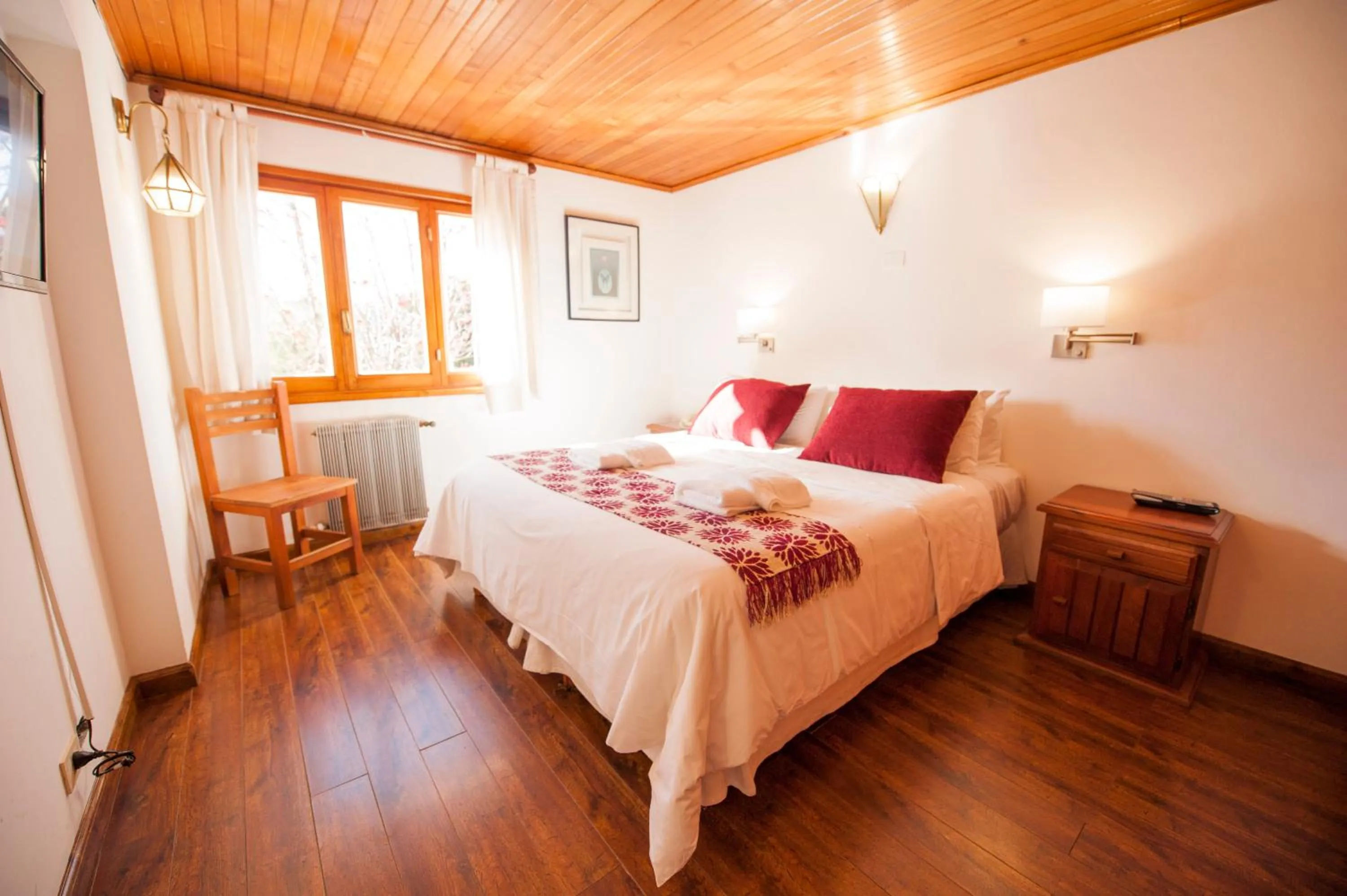 Photo of the whole room, Bed in Tunqueley Hotel