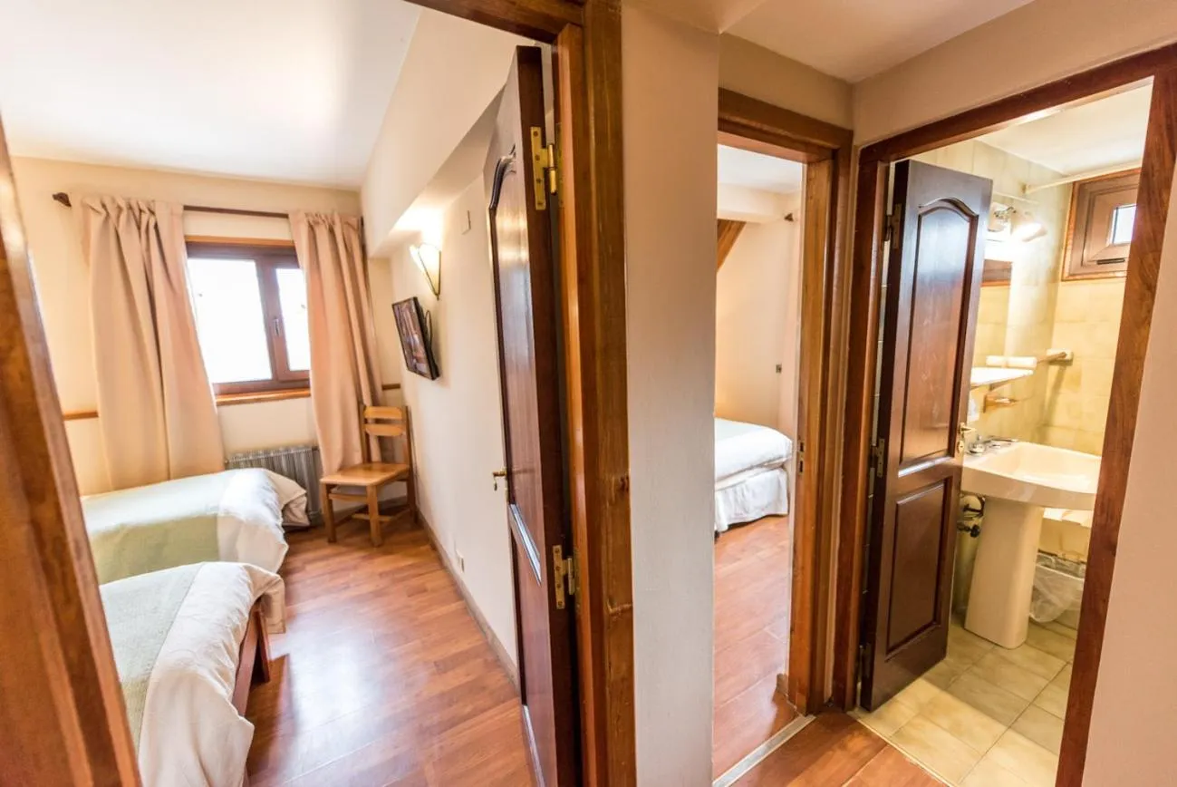 Photo of the whole room, Bed in Tunqueley Hotel