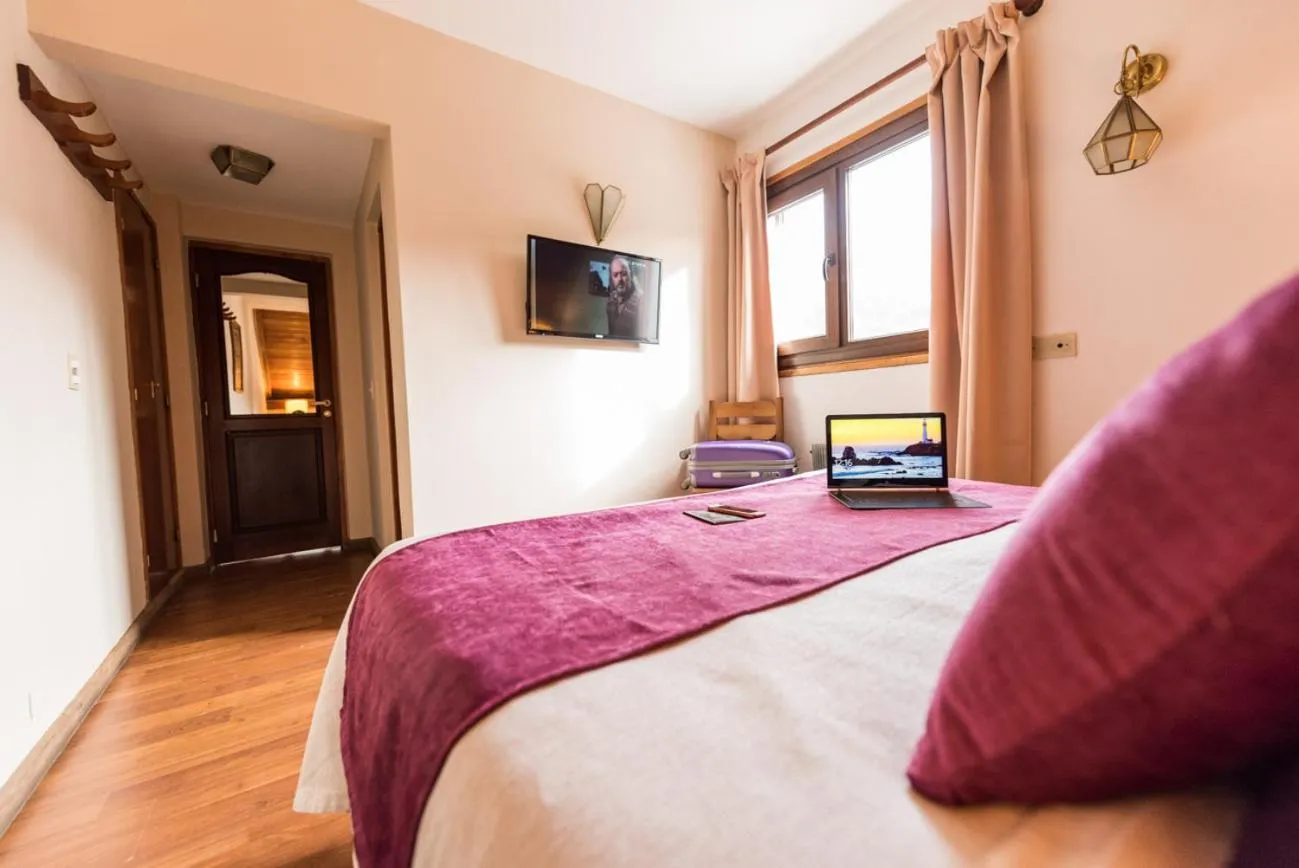 Photo of the whole room, Bed in Tunqueley Hotel