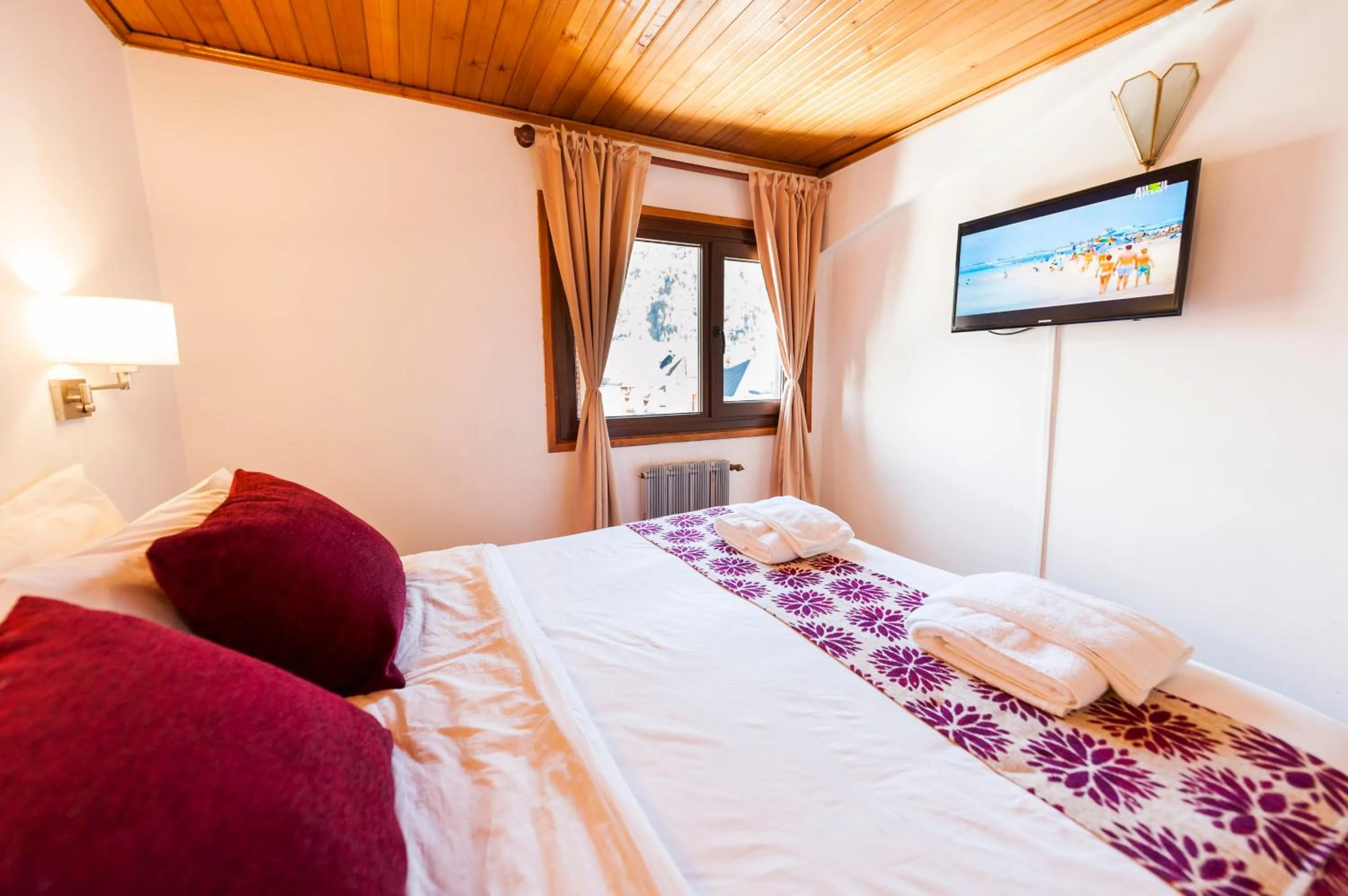 Photo of the whole room, Bed in Tunqueley Hotel