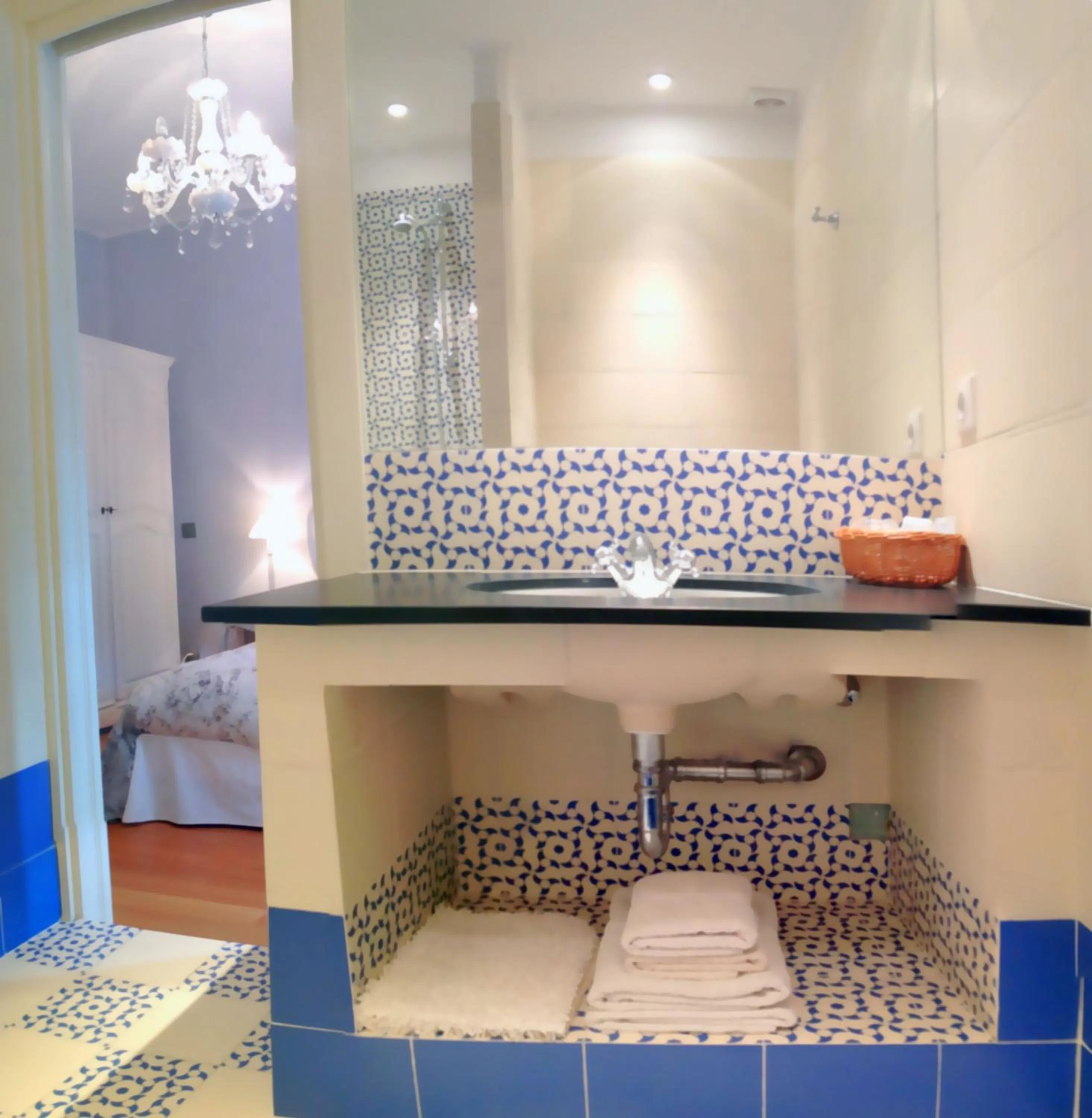 Bathroom, Bed in Hotel La Regence