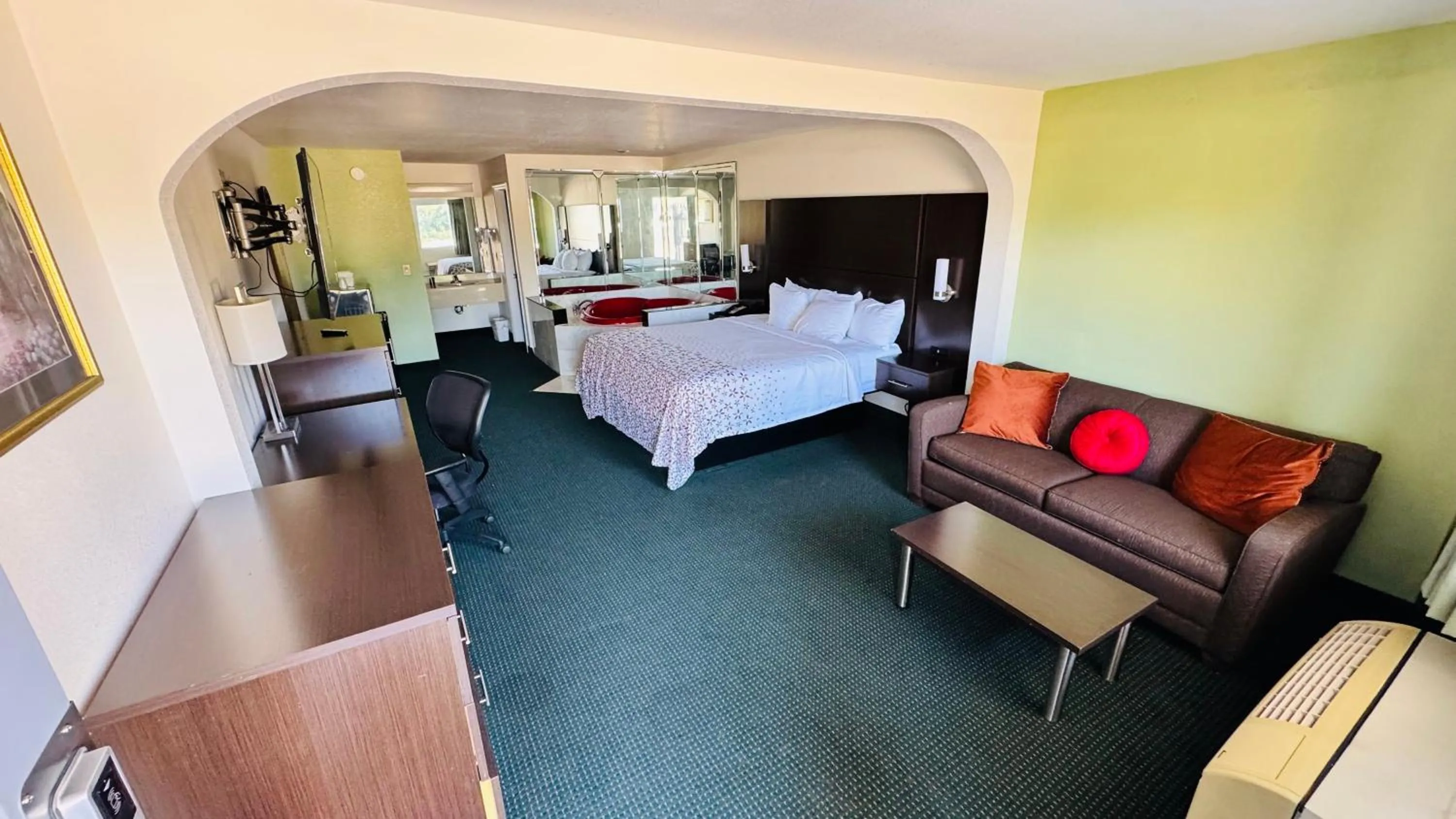 Bed in Garden Inn and Suites near Callaway Gardens Pine Mountain