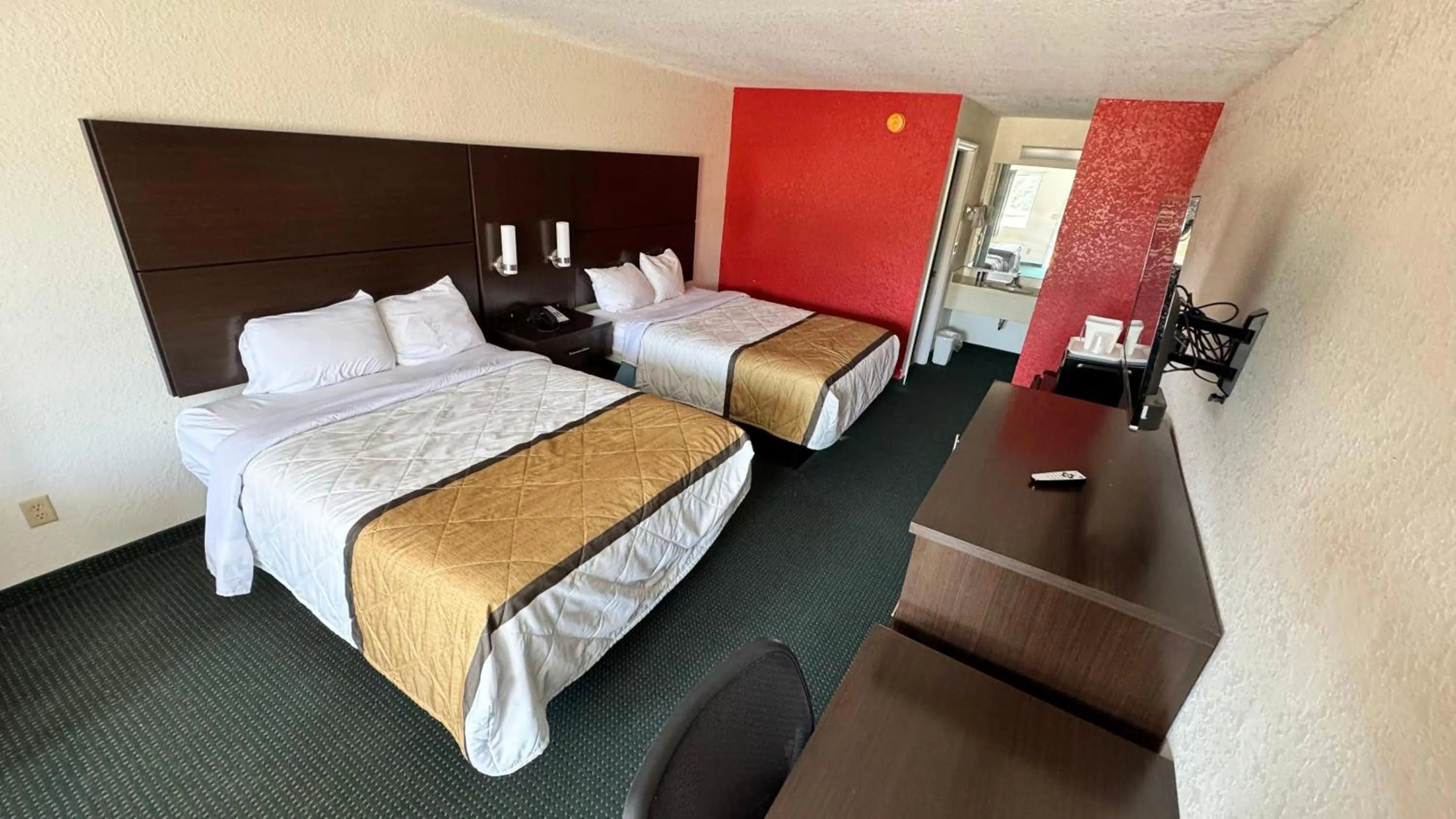 Photo of the whole room, Bed in Garden Inn and Suites near Callaway Gardens Pine Mountain