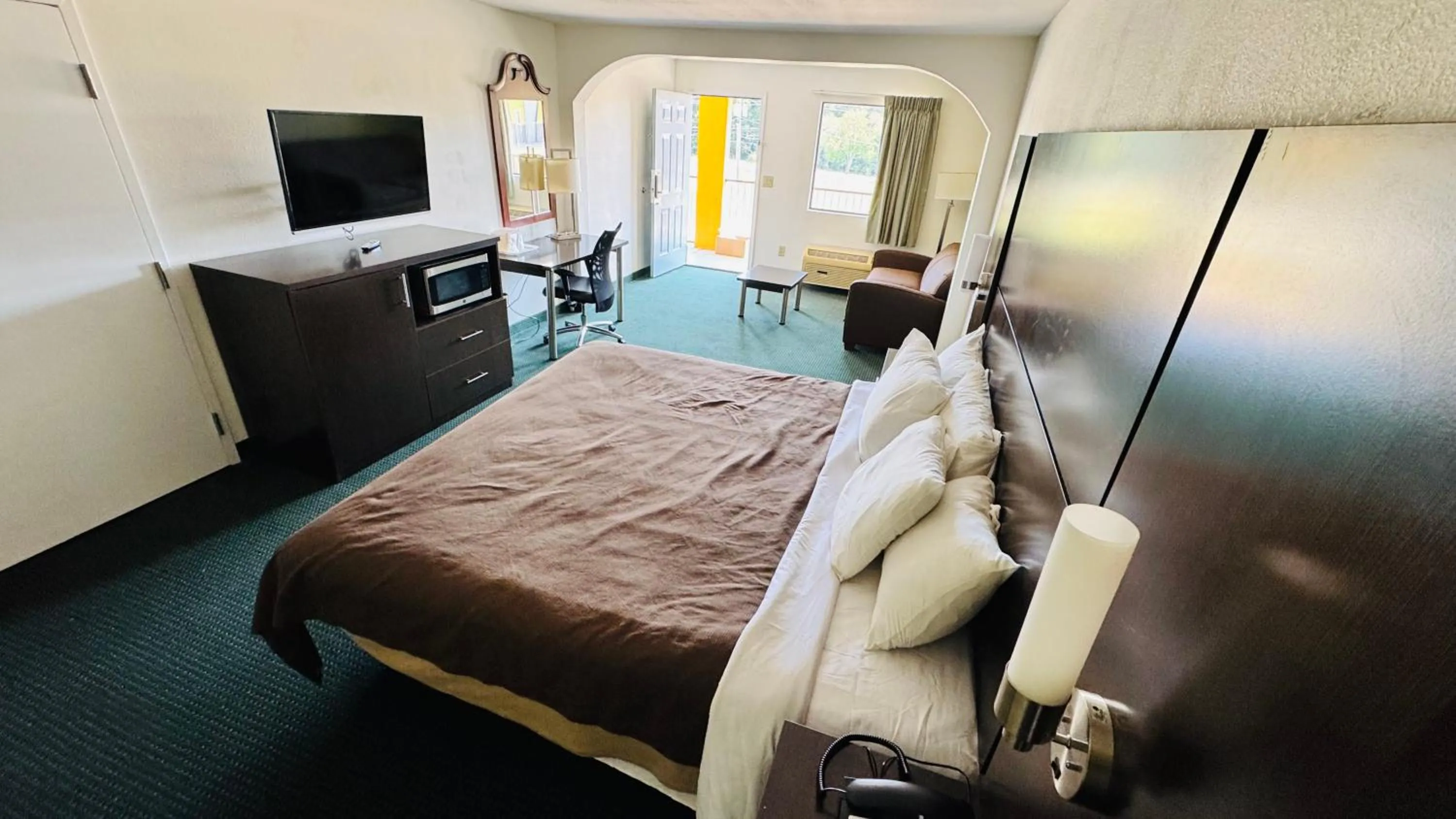 Bed in Garden Inn and Suites near Callaway Gardens Pine Mountain