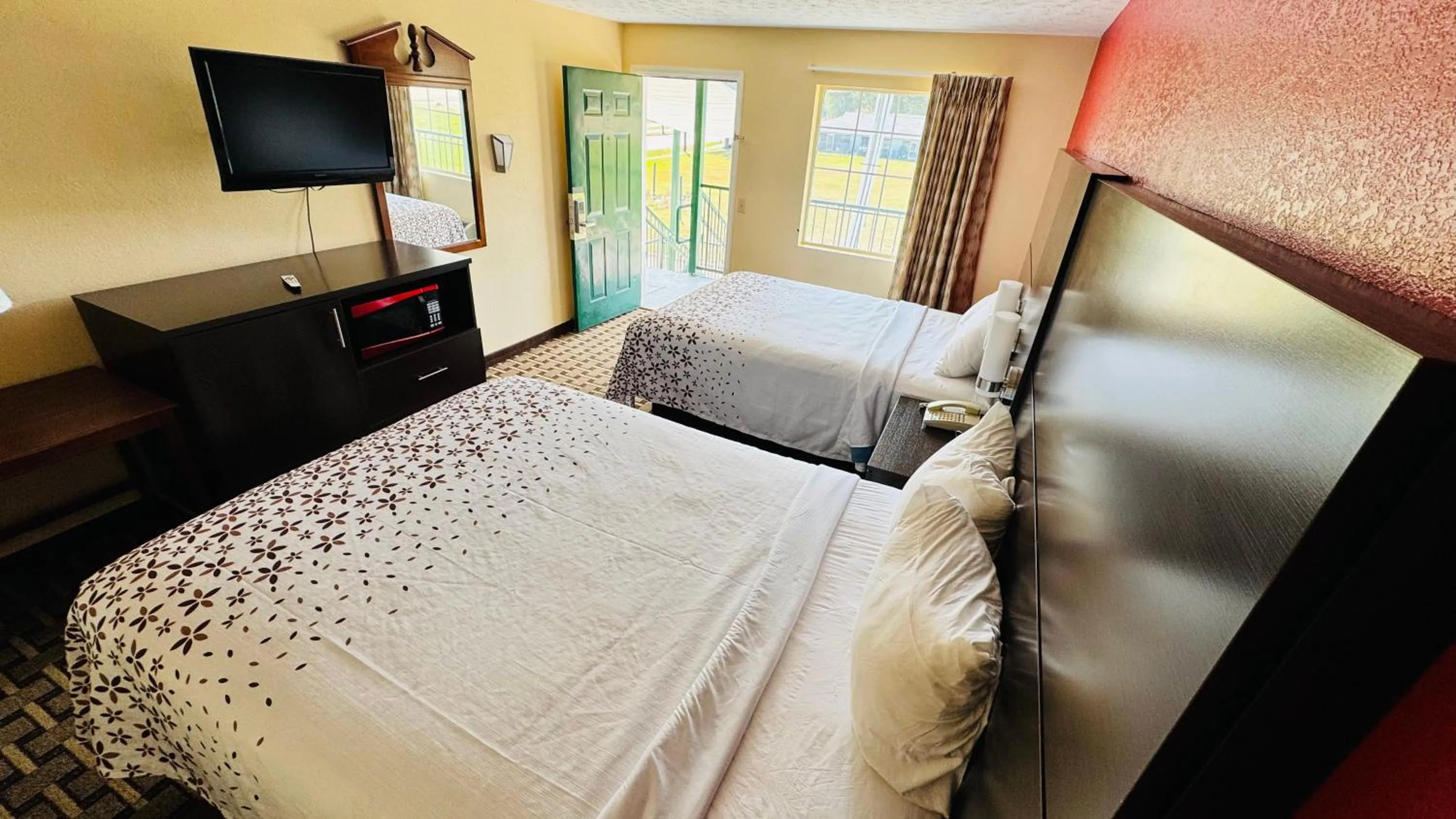 Bed in Garden Inn and Suites near Callaway Gardens Pine Mountain