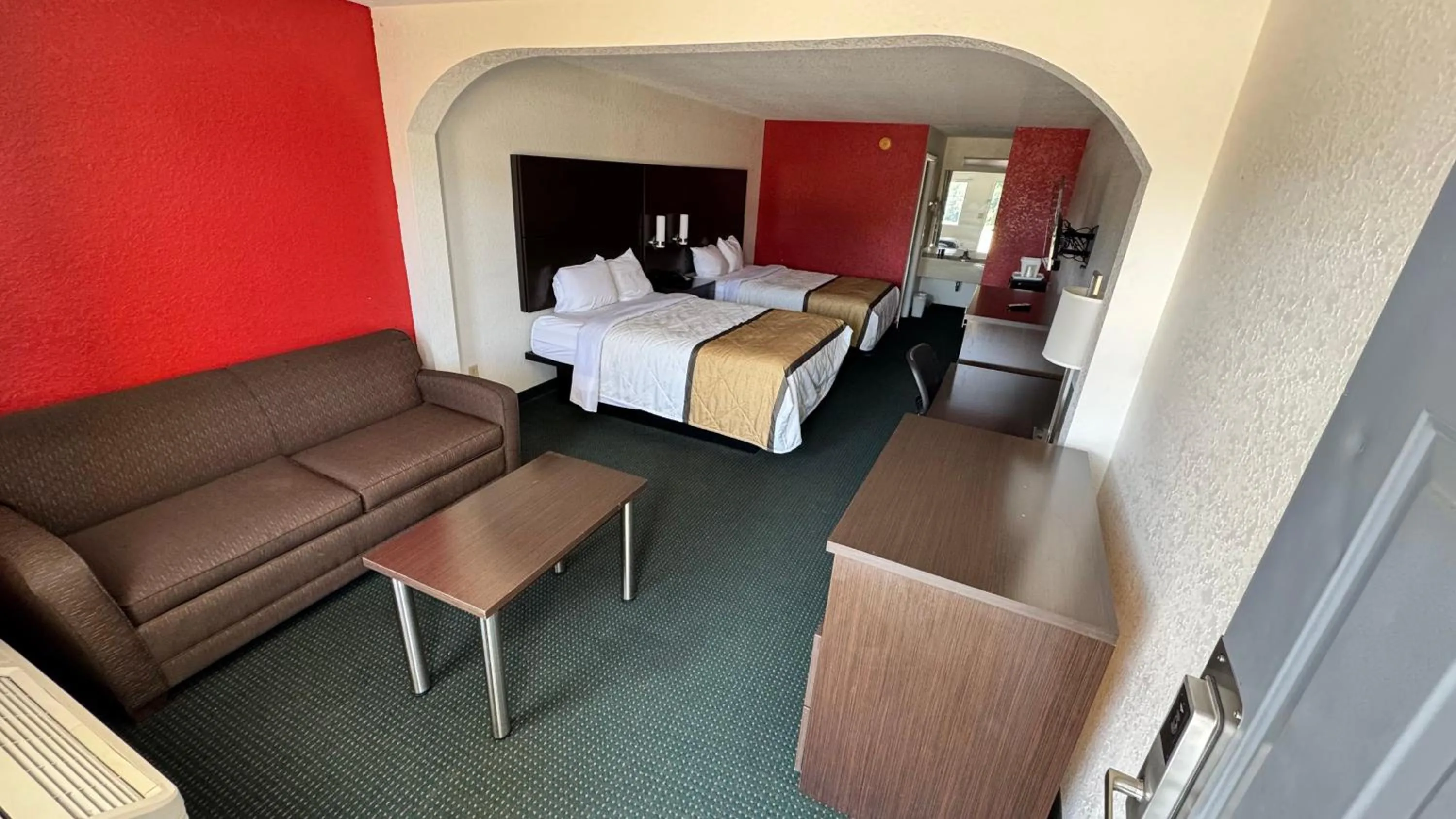 Photo of the whole room, Bed in Garden Inn and Suites near Callaway Gardens Pine Mountain
