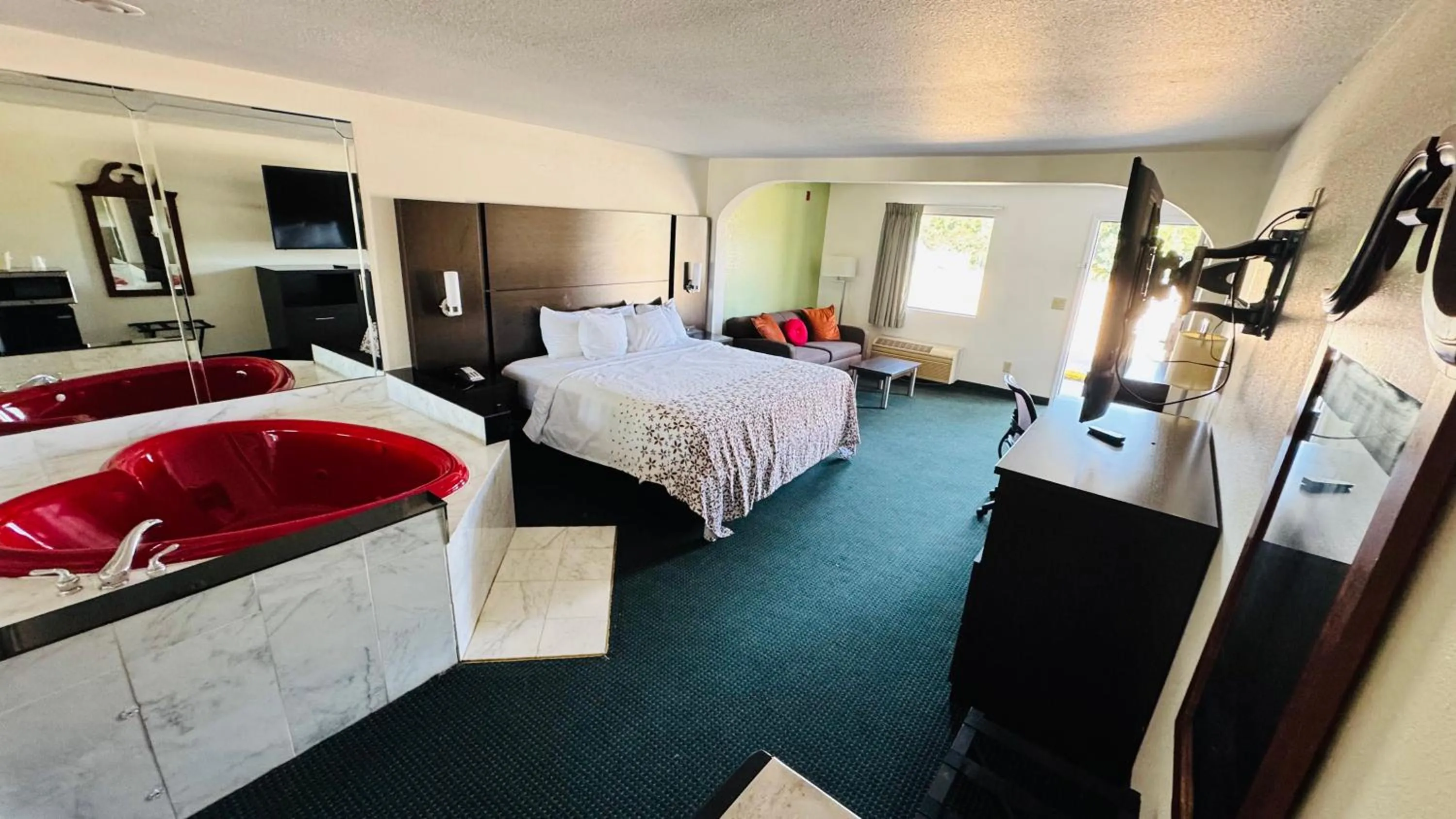 Bed in Garden Inn and Suites near Callaway Gardens Pine Mountain