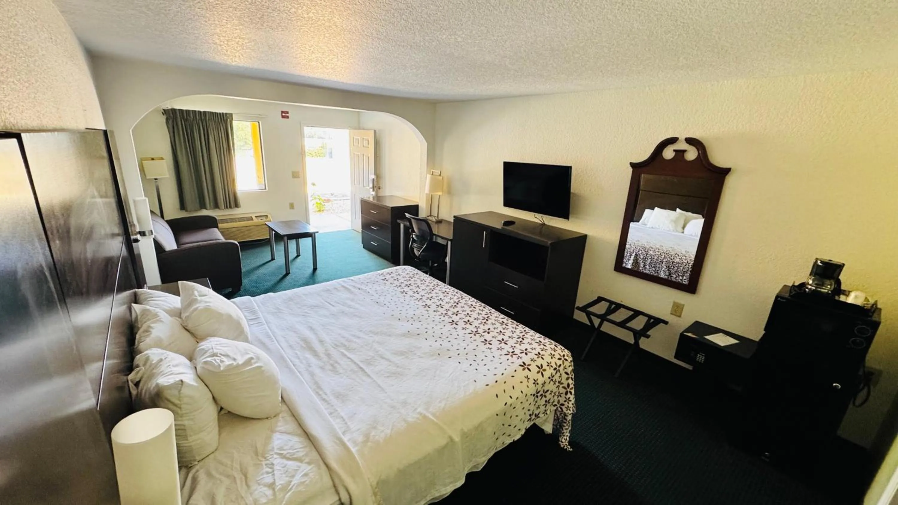 Photo of the whole room, Bed in Garden Inn and Suites near Callaway Gardens Pine Mountain