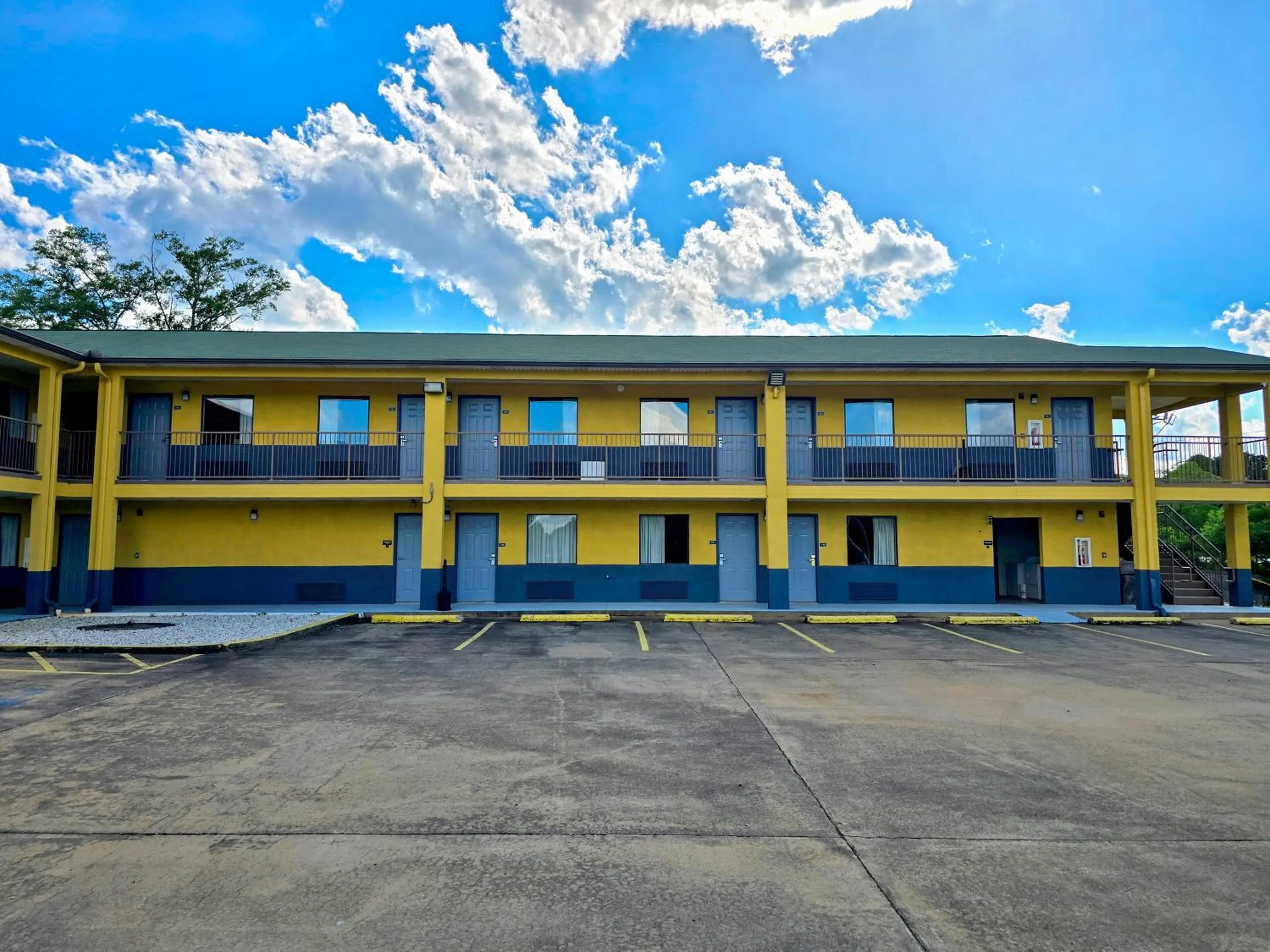 Property building in Garden Inn and Suites near Callaway Gardens Pine Mountain