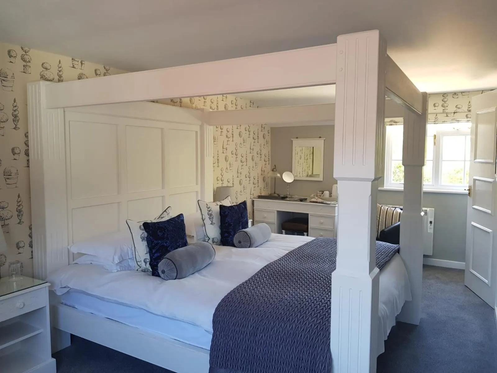 Photo of the whole room, Bed in Random Hall