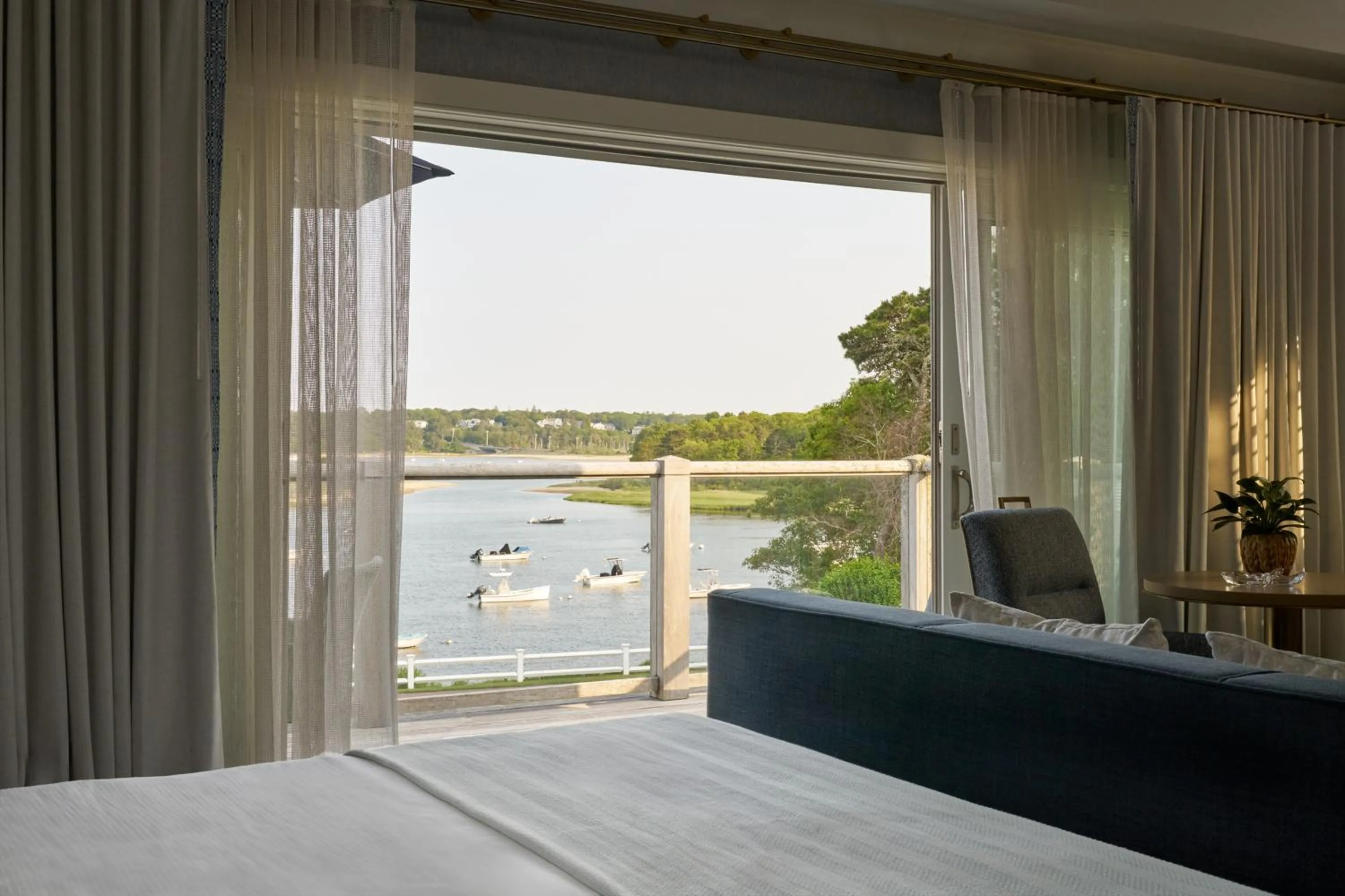 Bed in Wequassett Resort and Golf Club