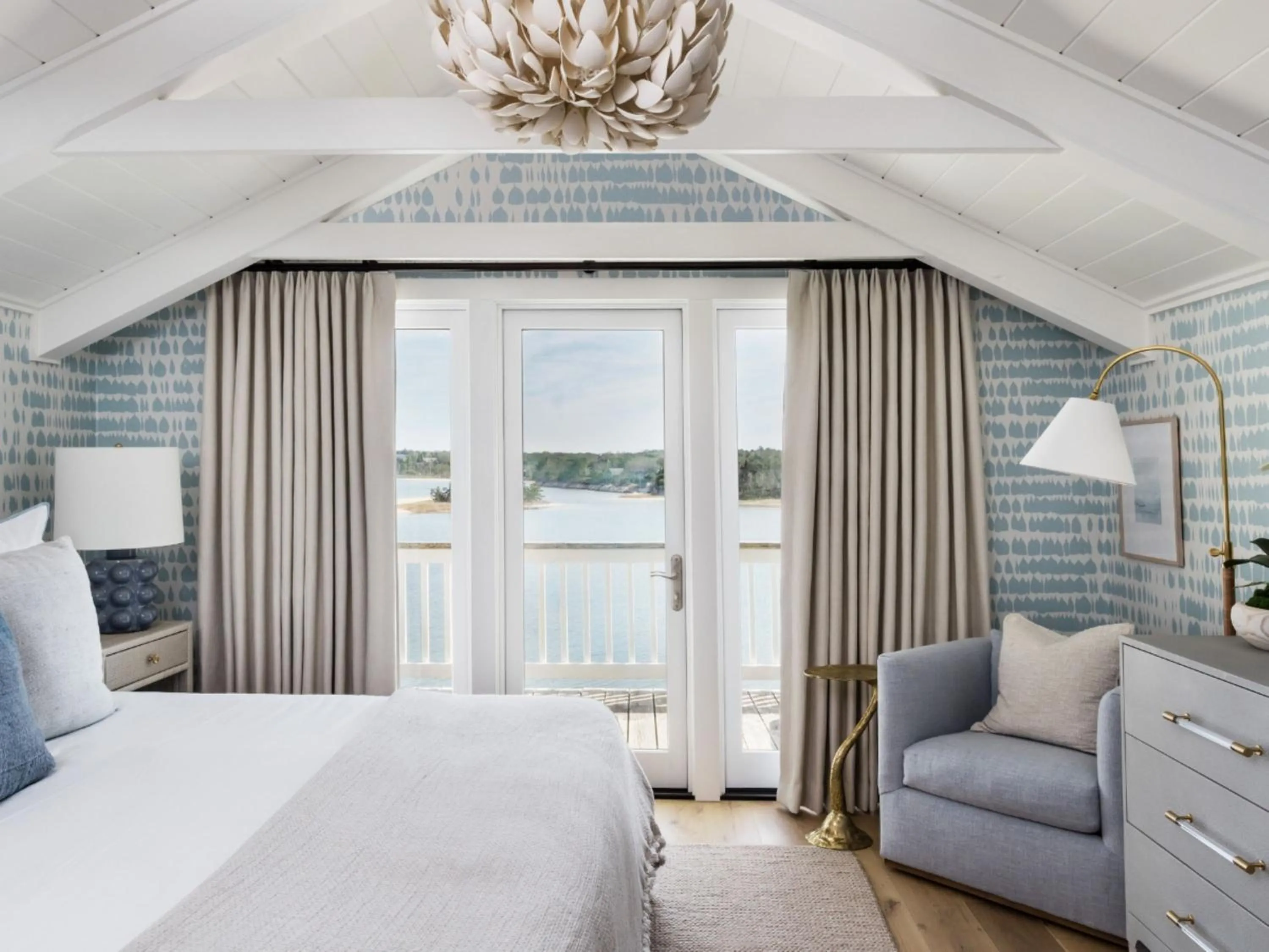 Bed in Wequassett Resort and Golf Club