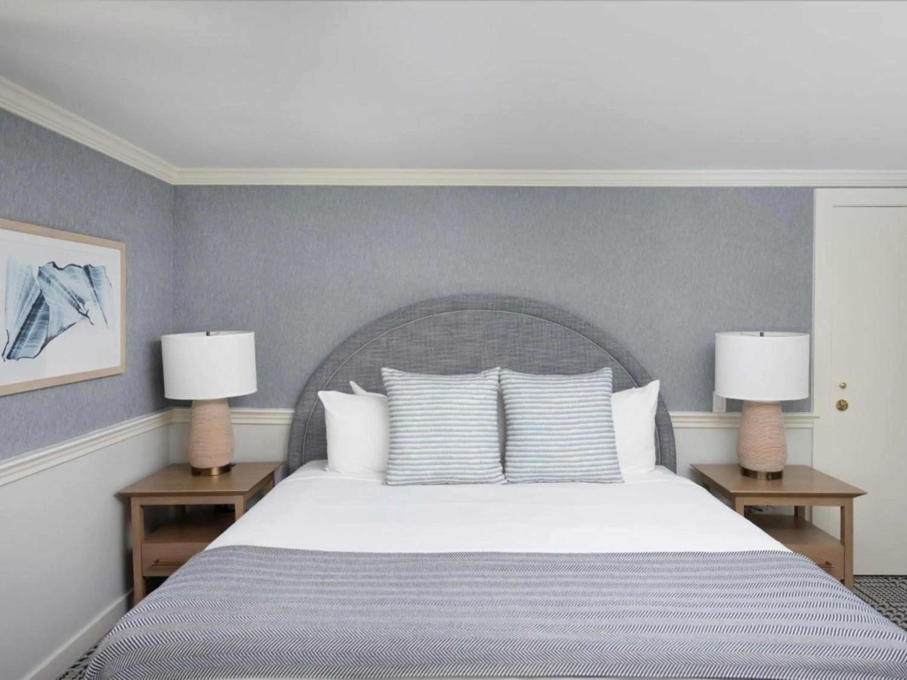 Bed in Wequassett Resort and Golf Club