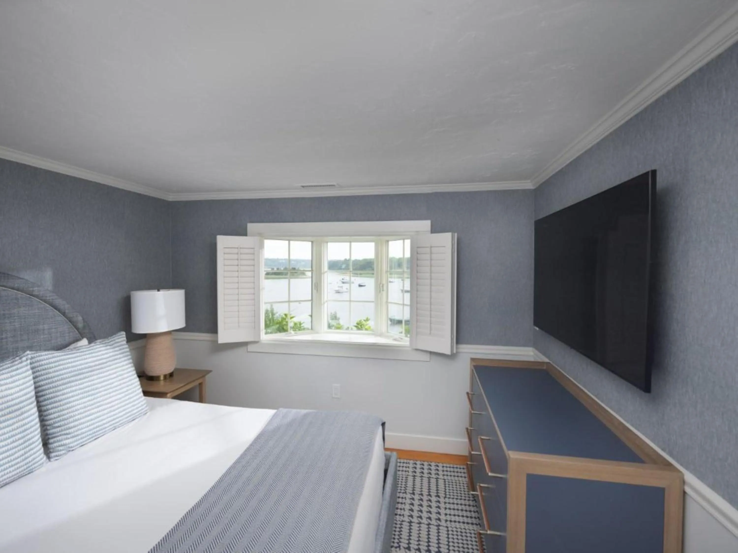 Bed in Wequassett Resort and Golf Club