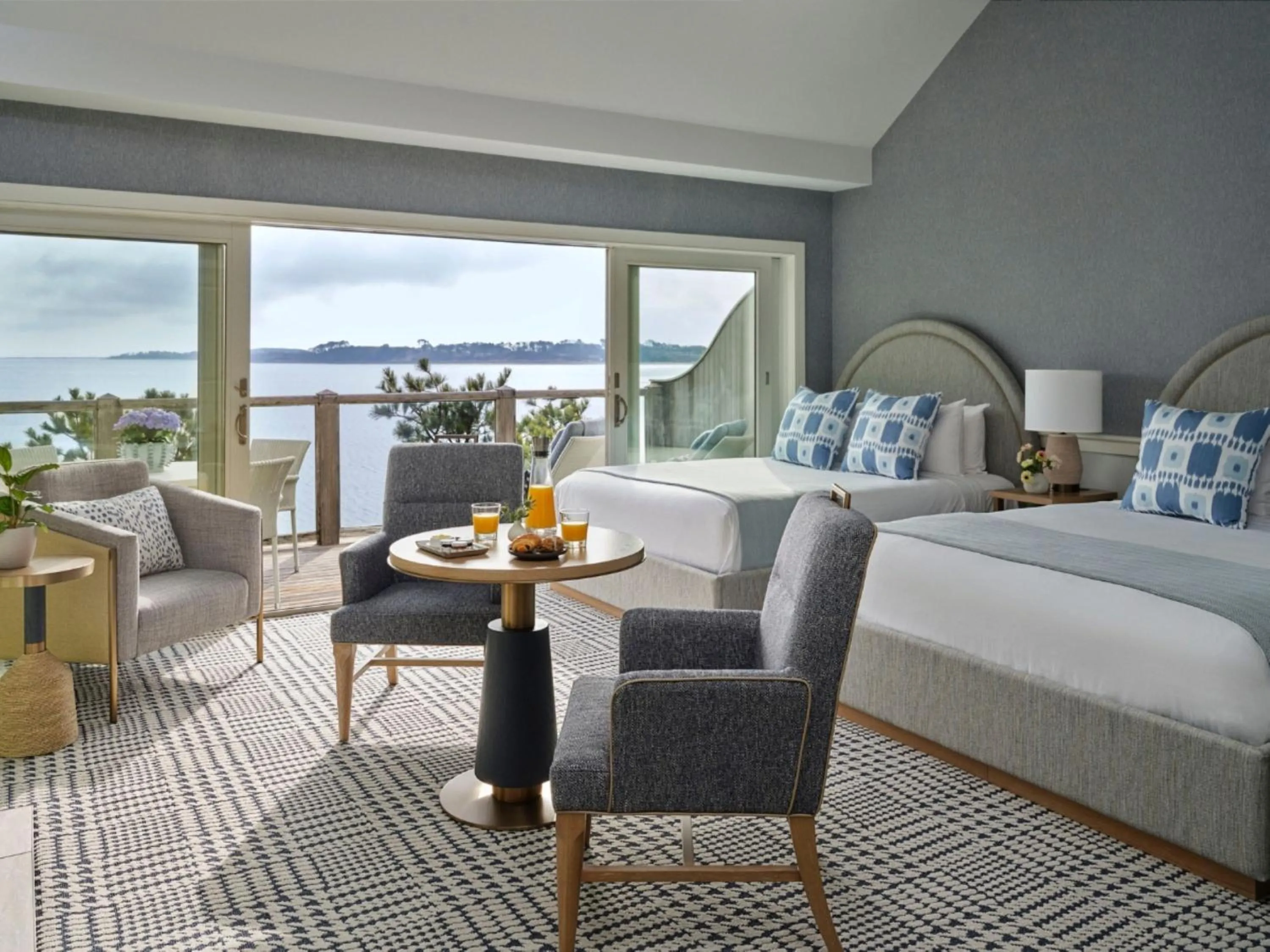 Bed in Wequassett Resort and Golf Club