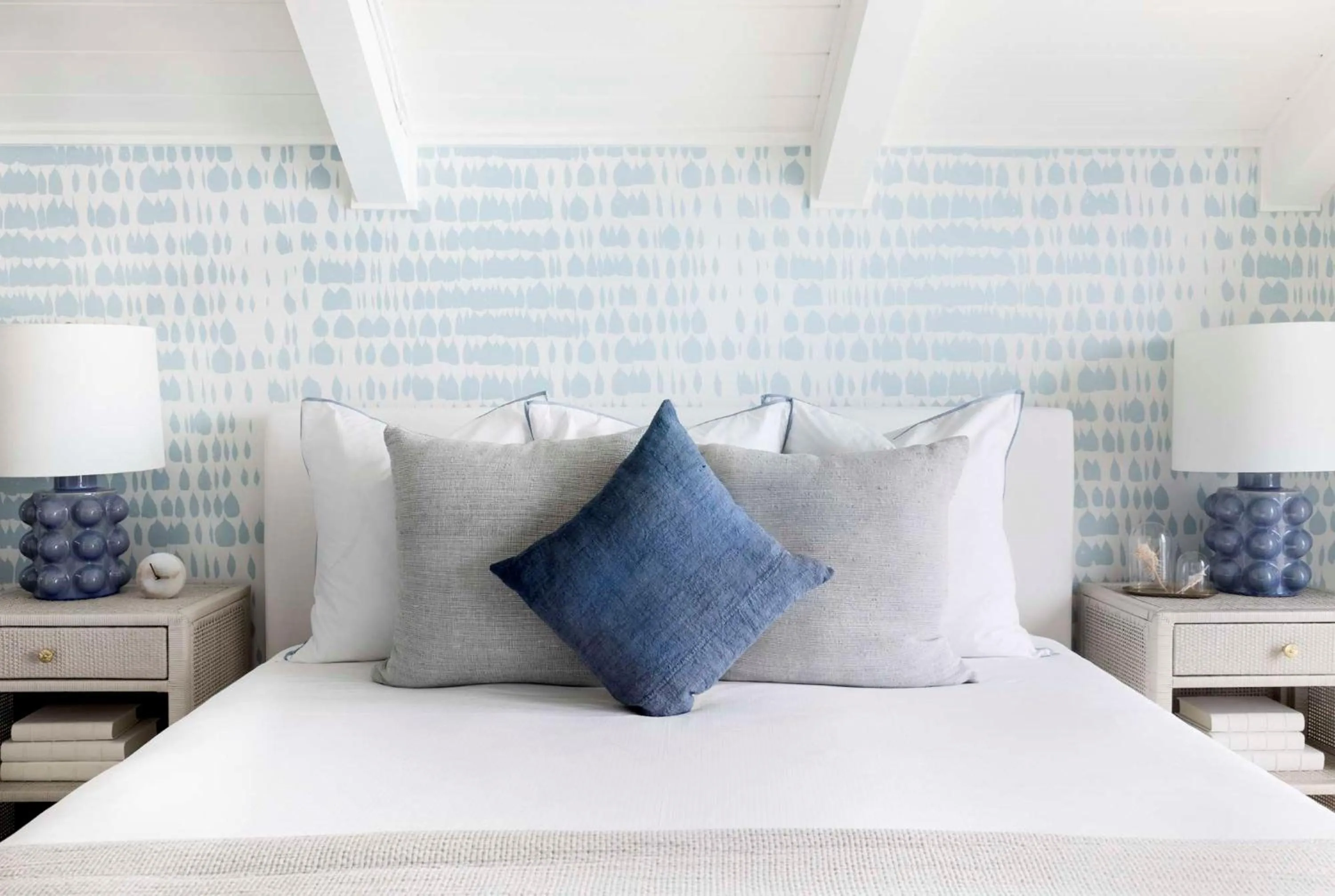 Bed in Wequassett Resort and Golf Club