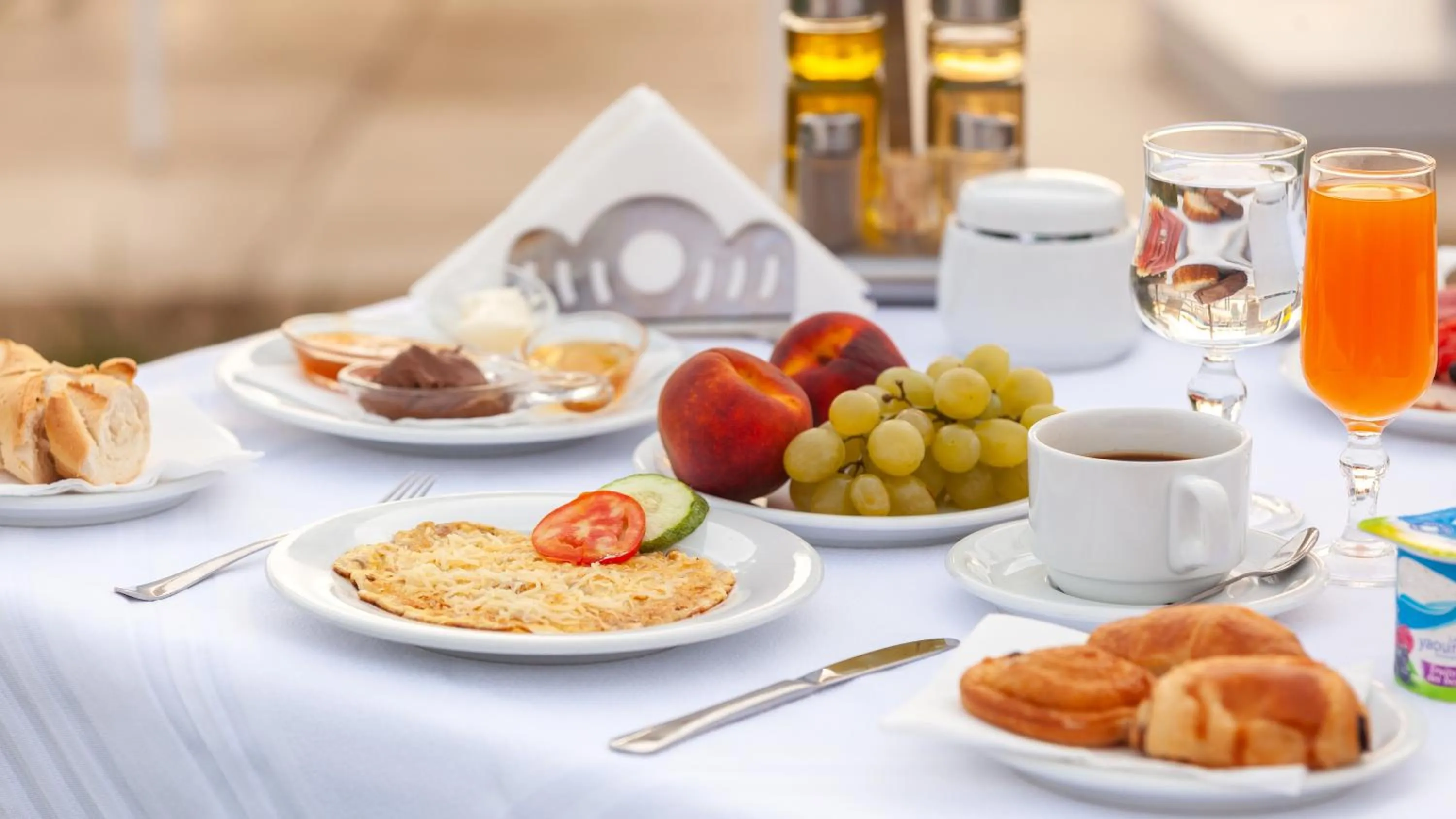 Food and drinks in Hotel Nour Congress & Resort