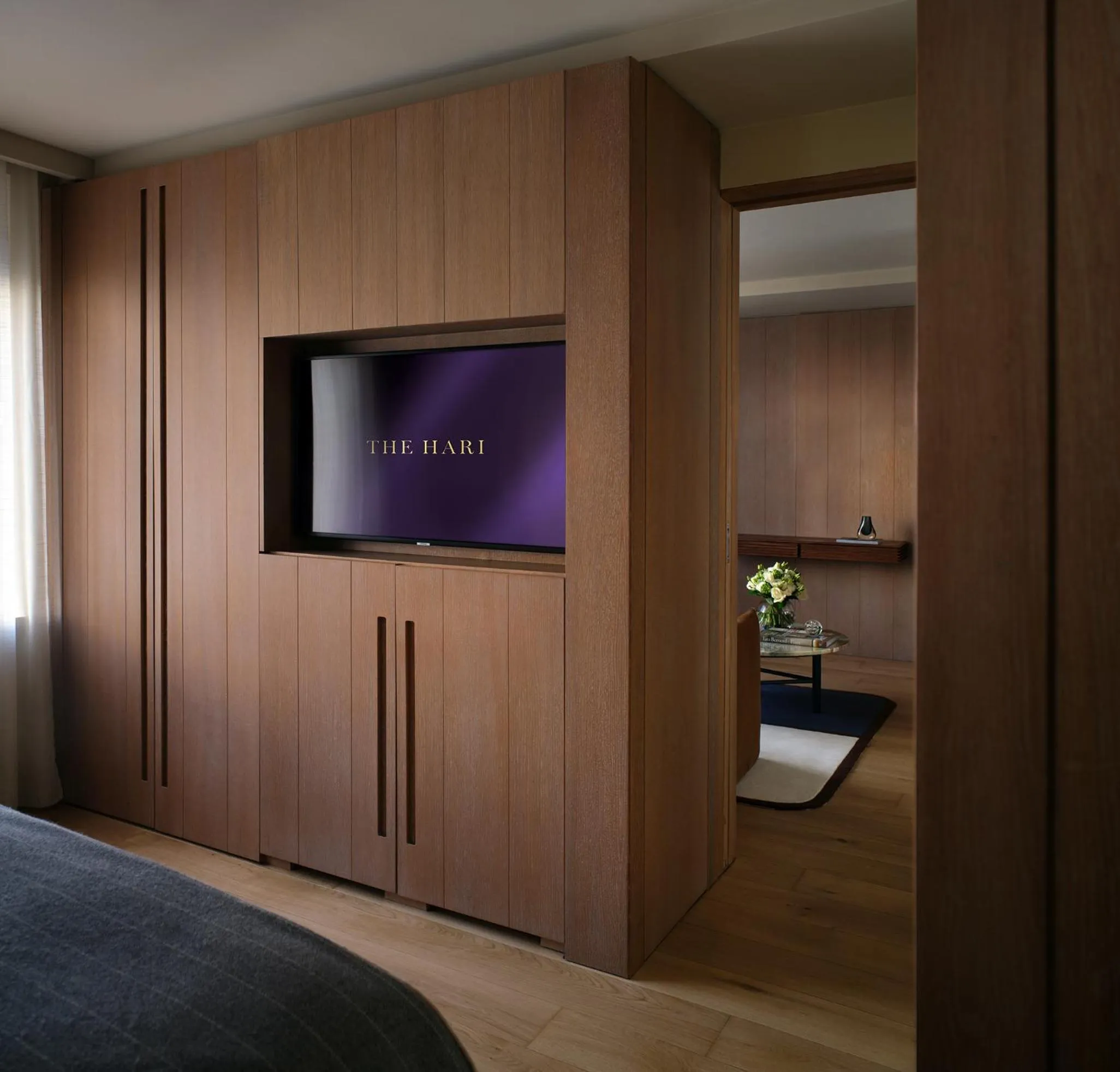 Communal lounge/ TV room, Bed in The Hari London