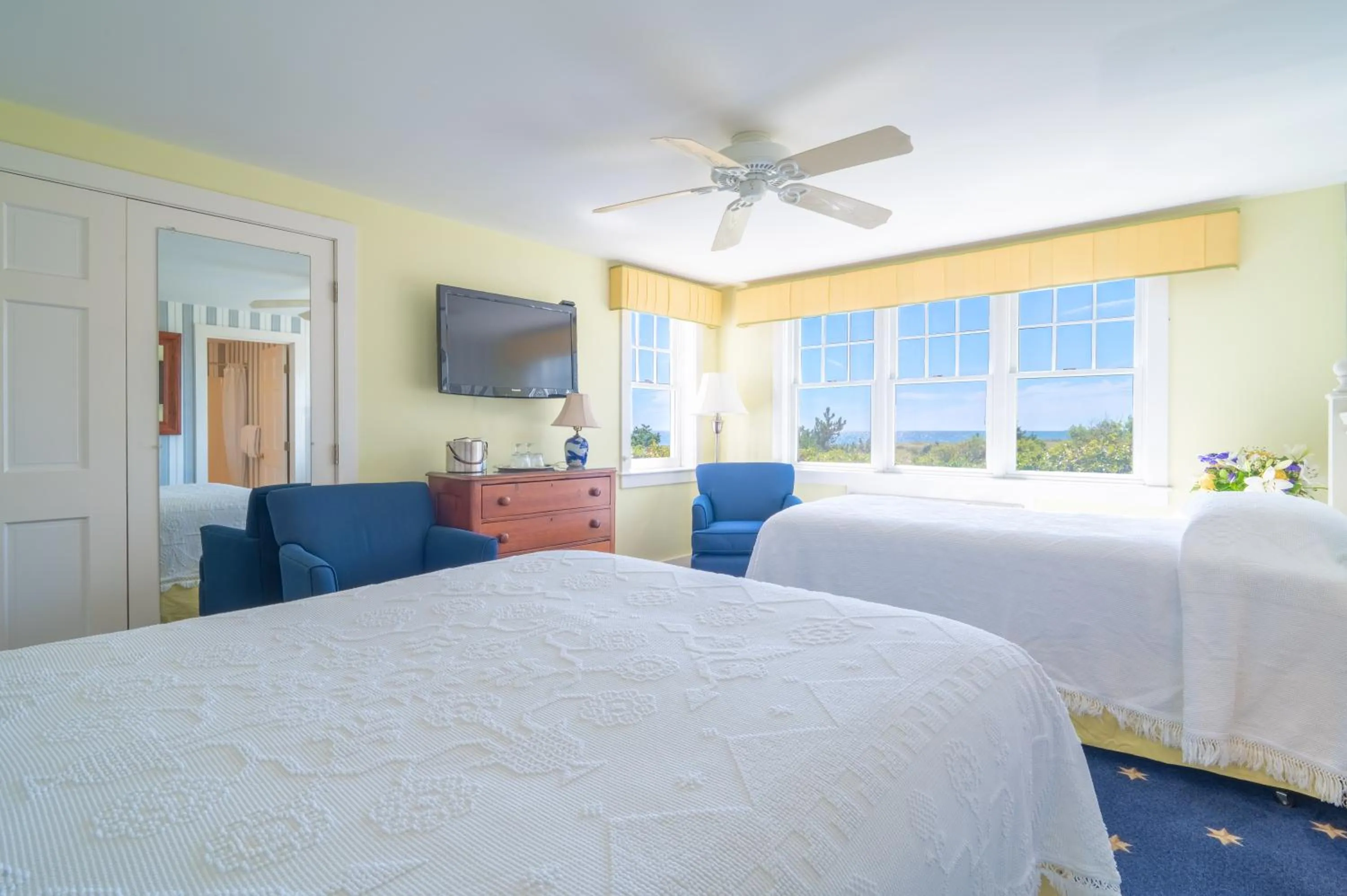 Photo of the whole room, Bed in Winstead Beach Resort