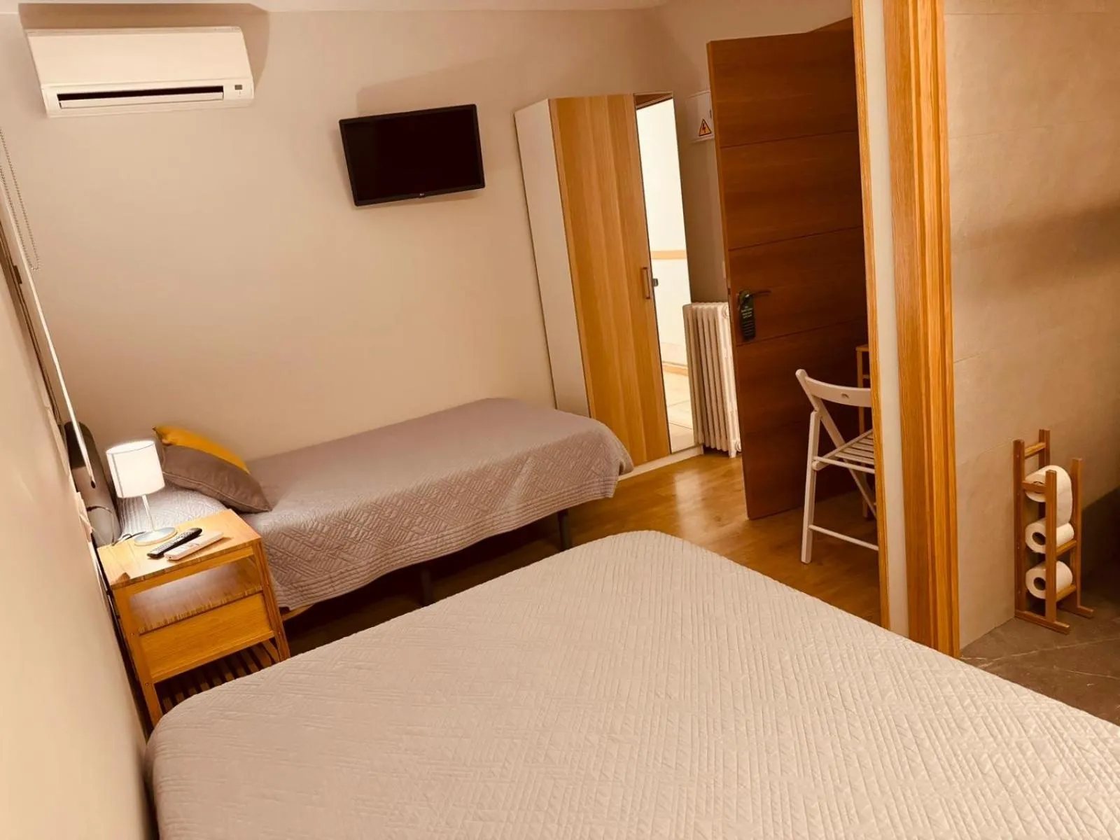 TV and multimedia, Bed in Hostal Patria Madrid