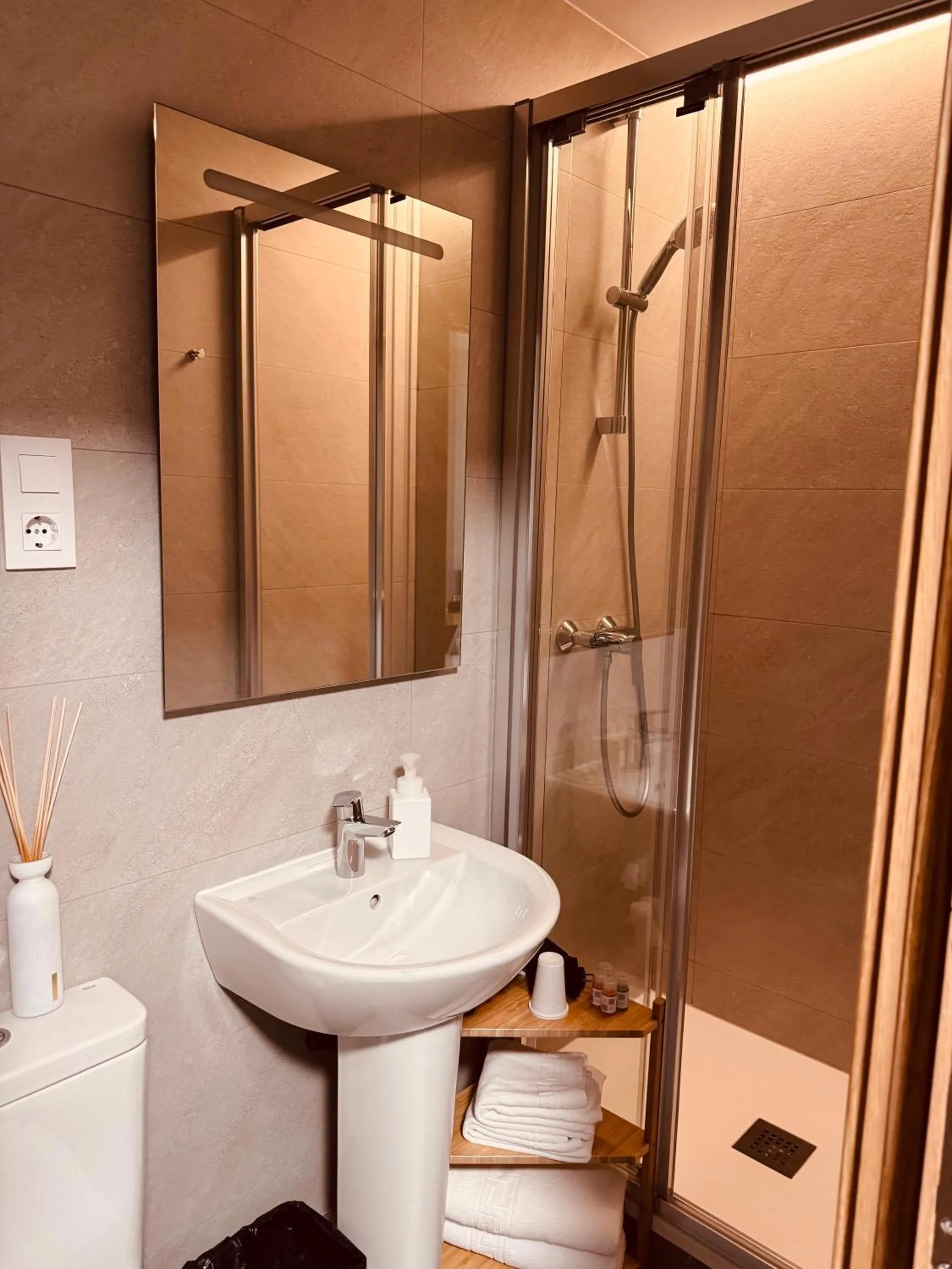 Shower in Hostal Patria Madrid