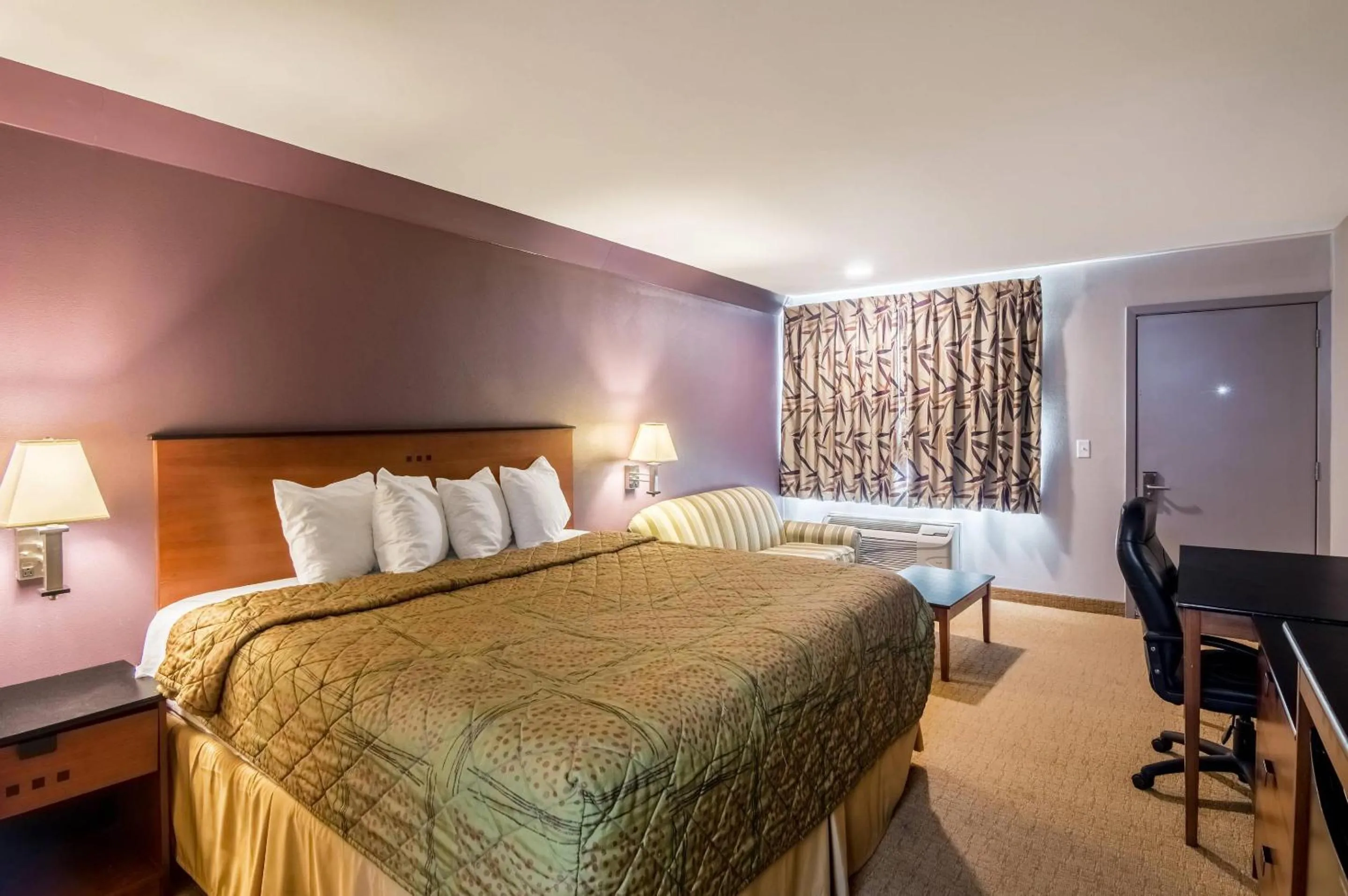 Bedroom, Bed in Rodeway Inn Arlington Entertainment District Area