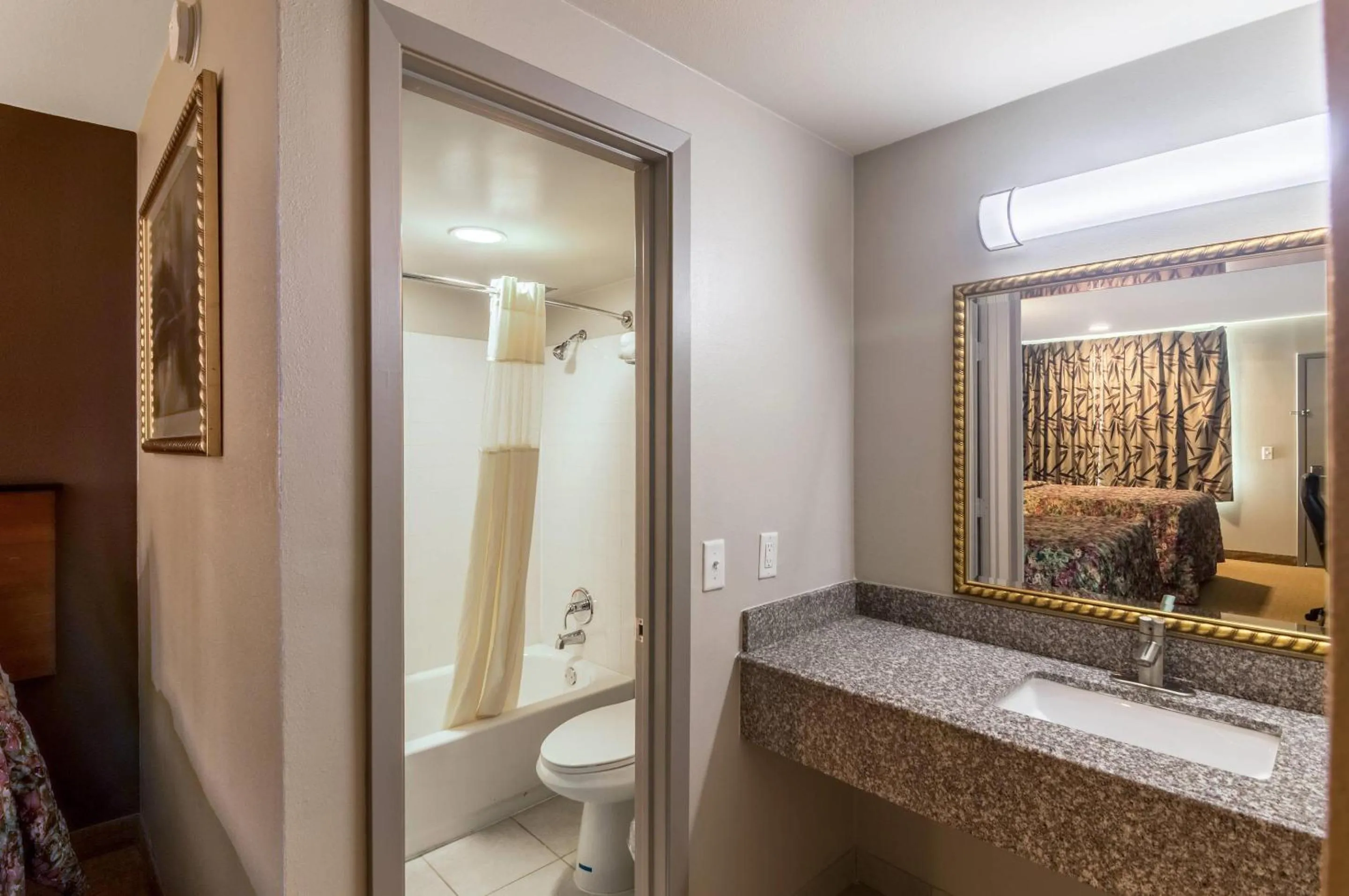 Bedroom in Rodeway Inn Arlington Entertainment District Area