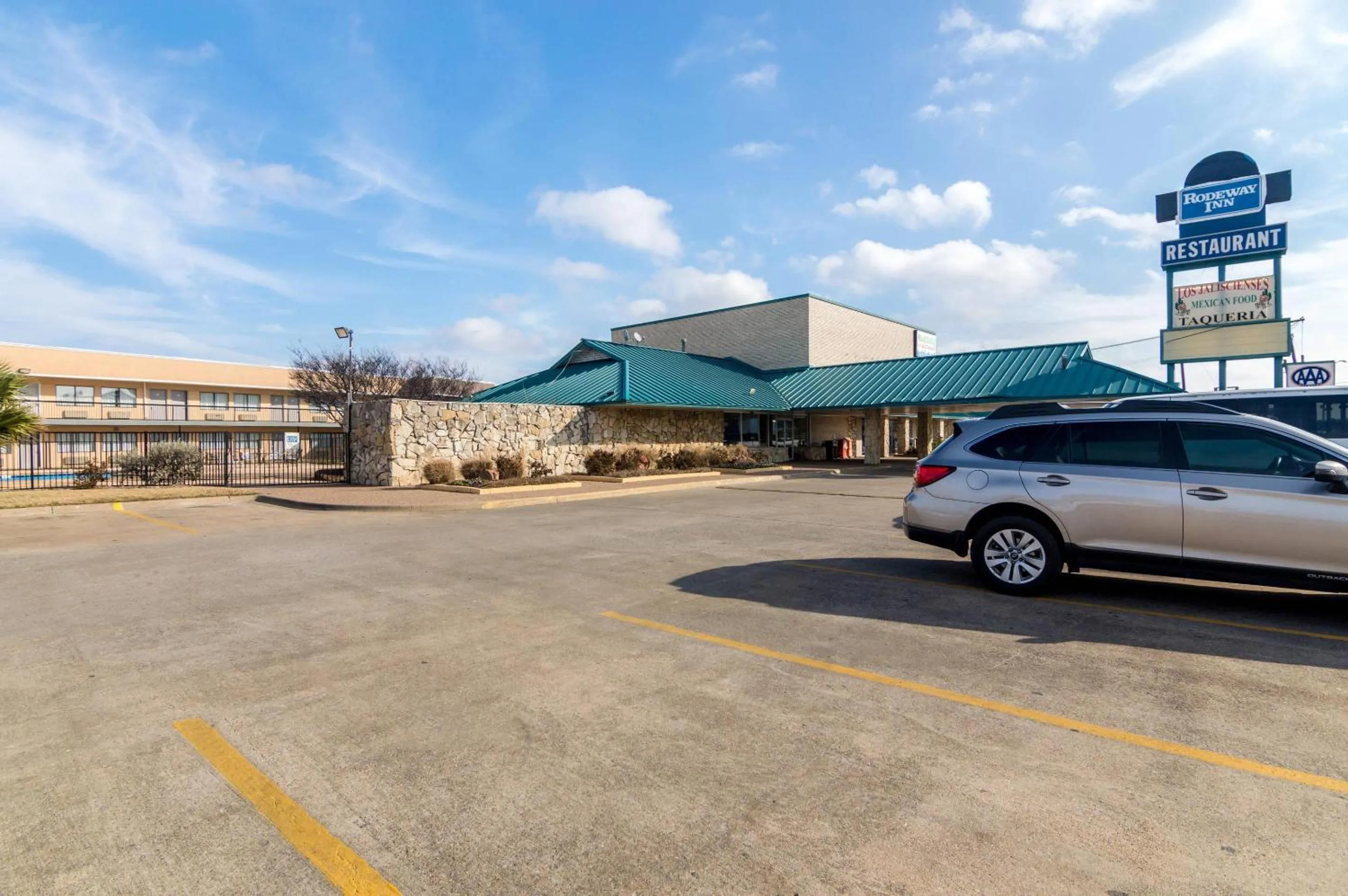 Property building in Rodeway Inn Arlington Entertainment District Area
