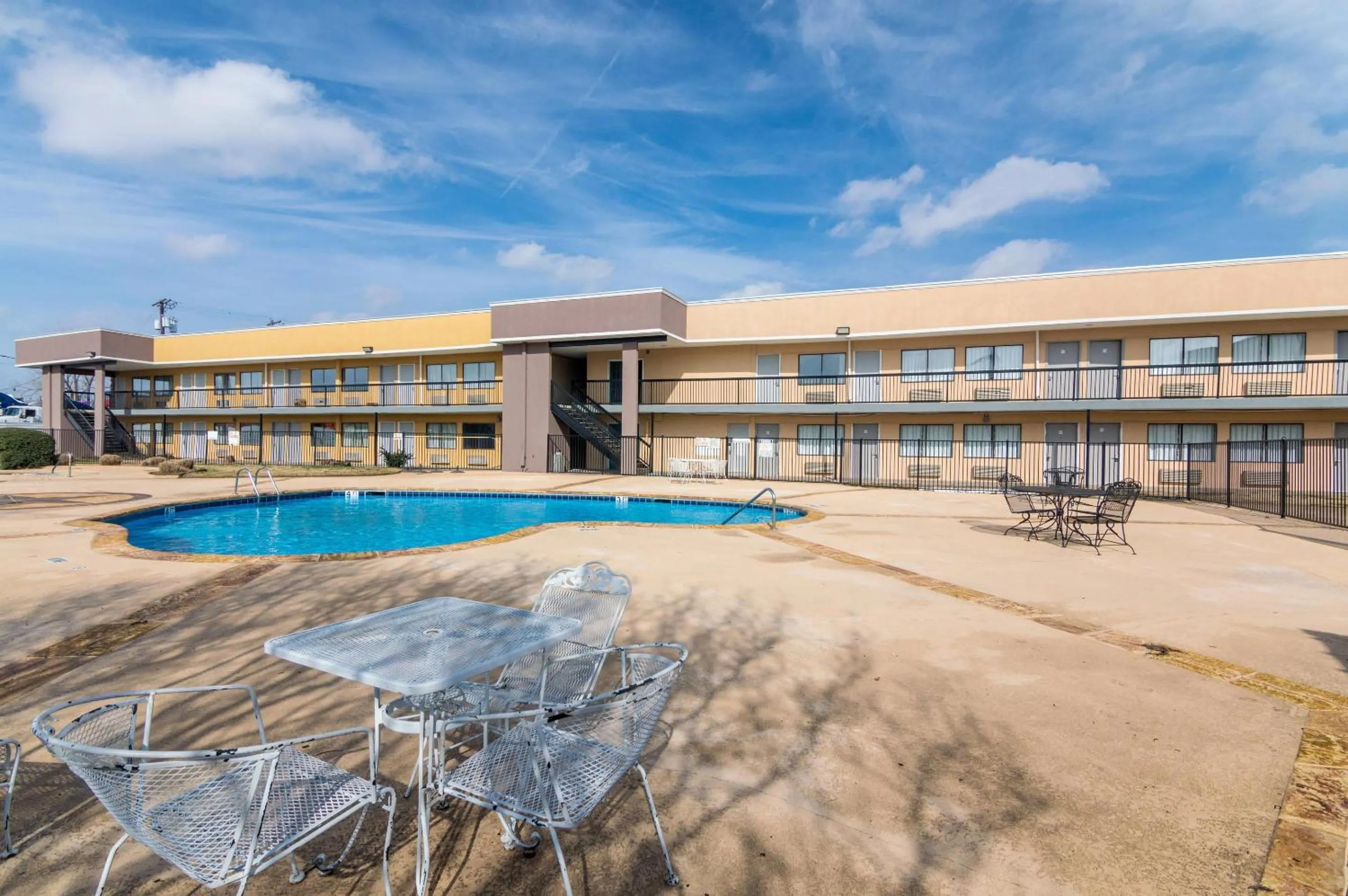 Swimming pool in Rodeway Inn Arlington Entertainment District Area