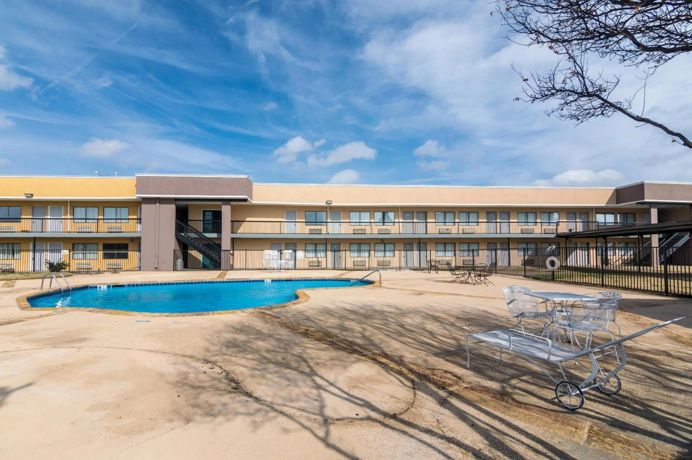 Swimming pool in Rodeway Inn Arlington Entertainment District Area
