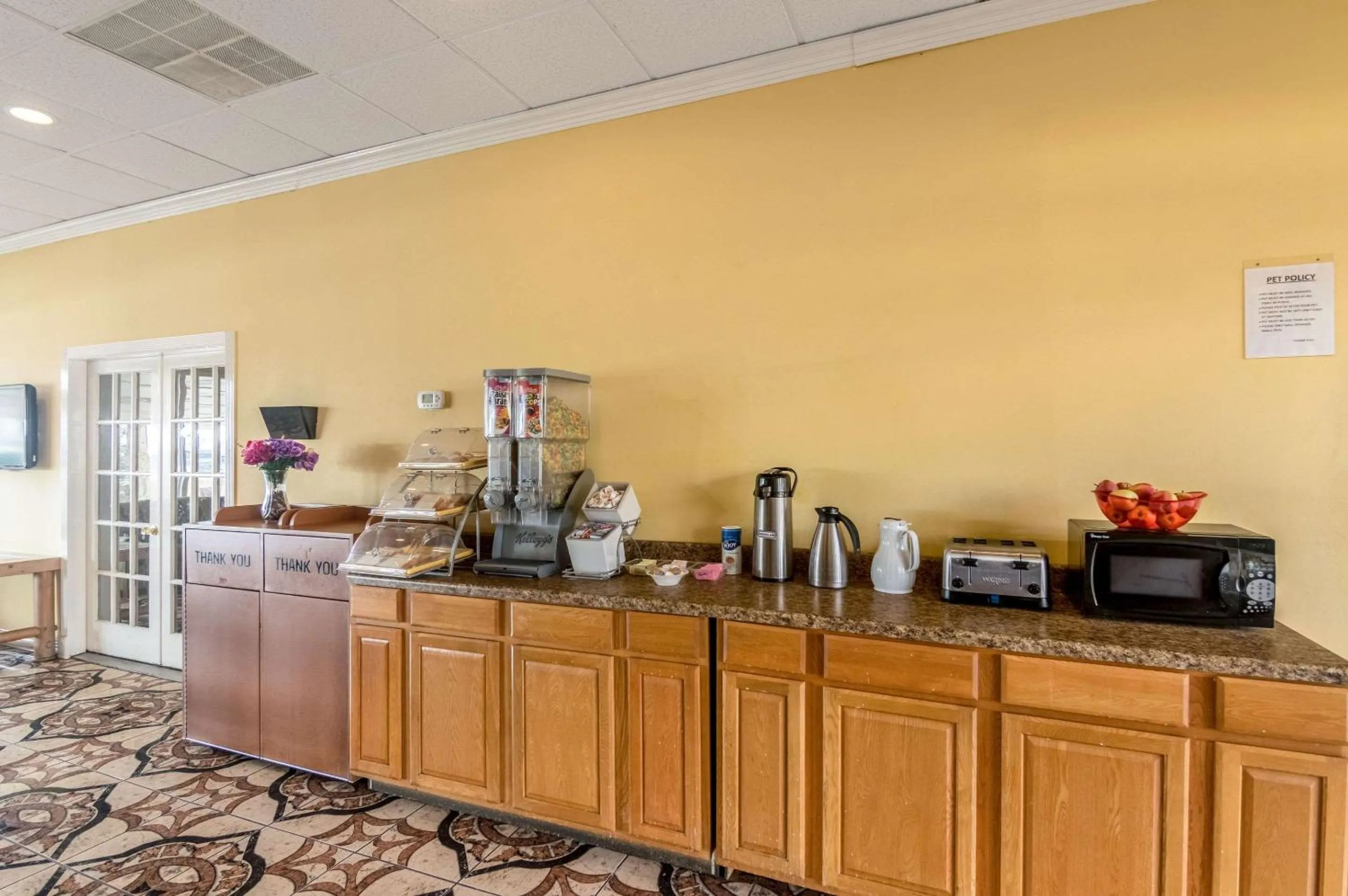 Restaurant/places to eat in Rodeway Inn Arlington Entertainment District Area