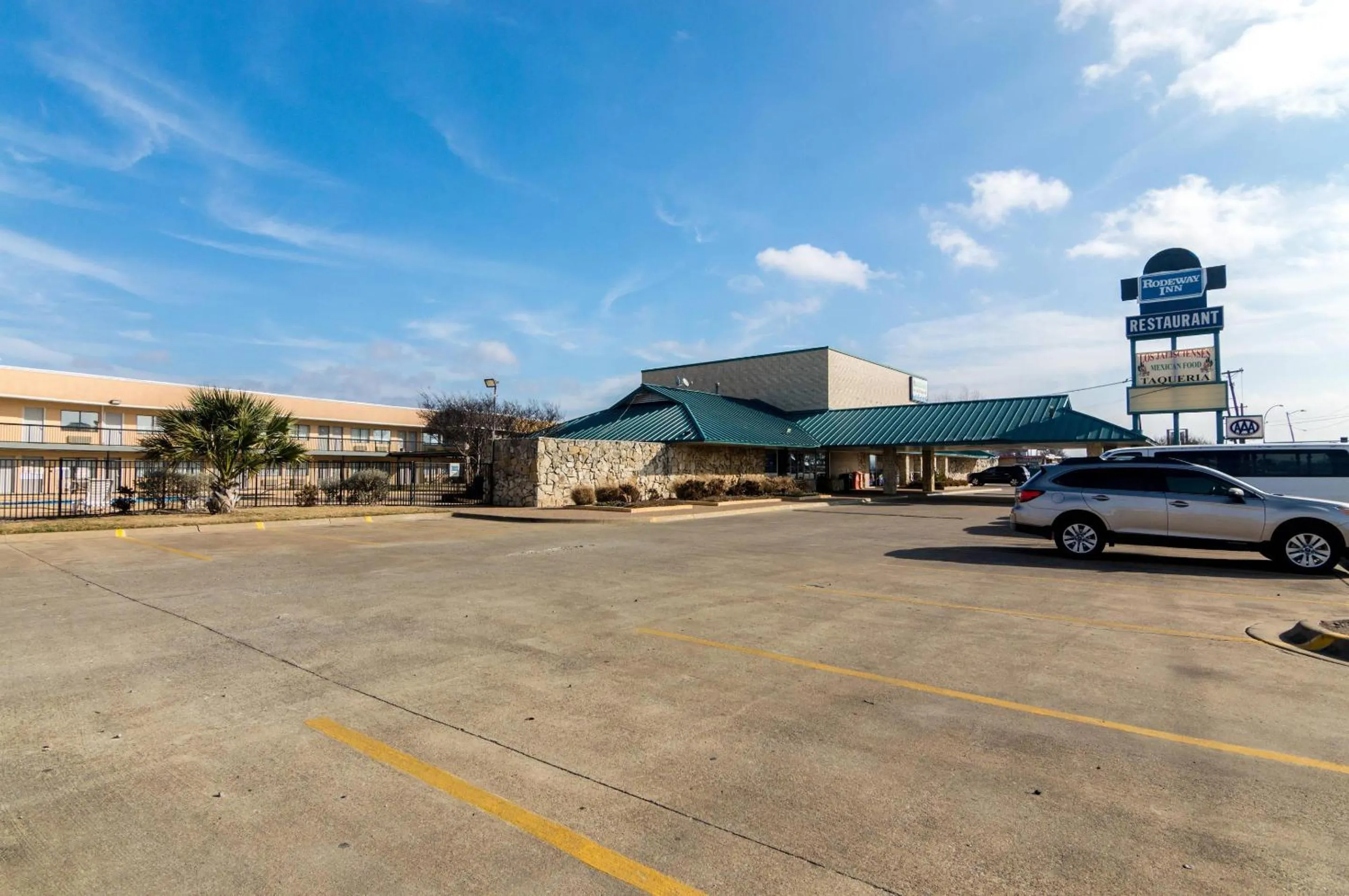 Property building in Rodeway Inn Arlington Entertainment District Area