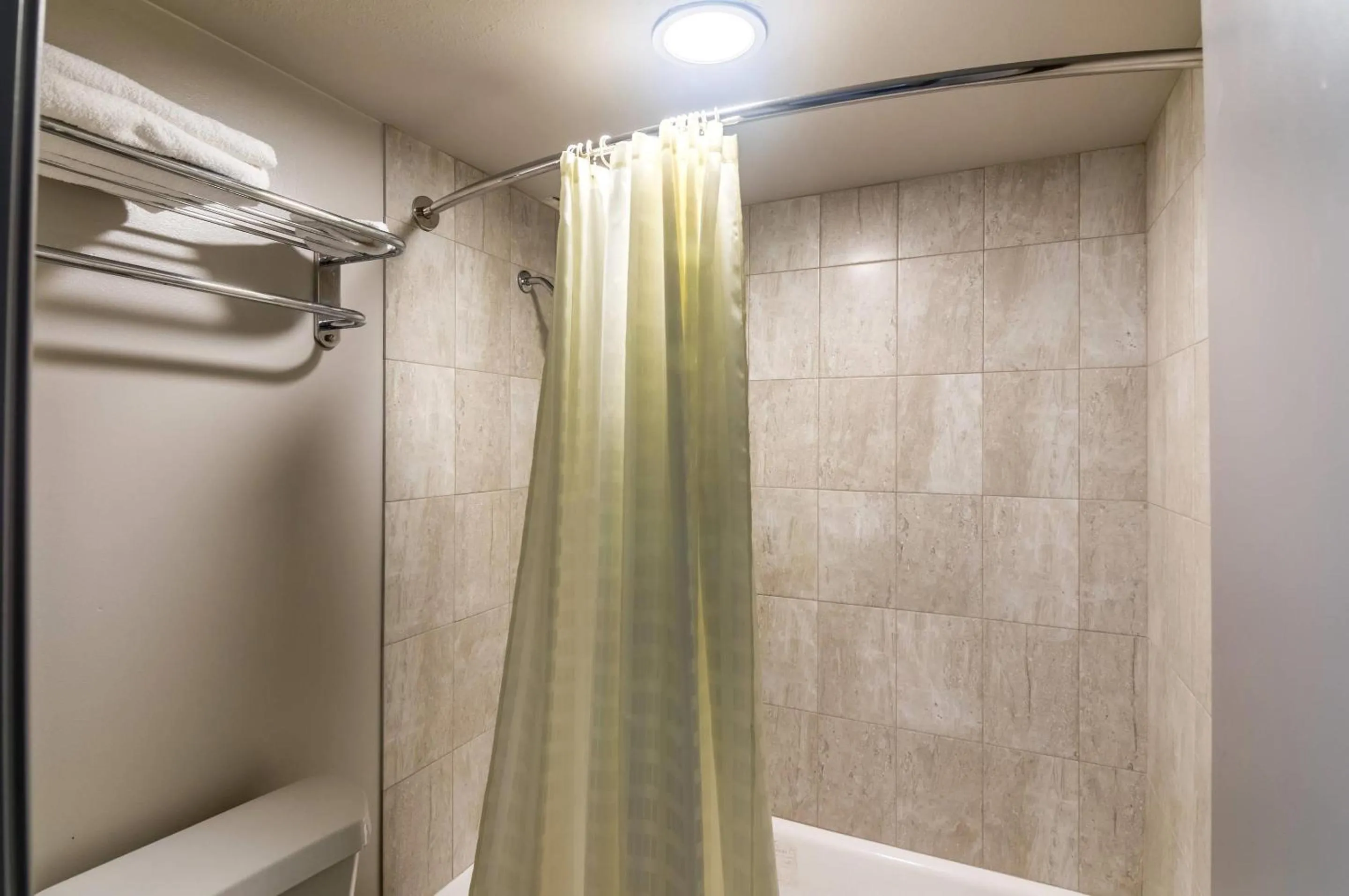 Bedroom in Rodeway Inn Arlington Entertainment District Area