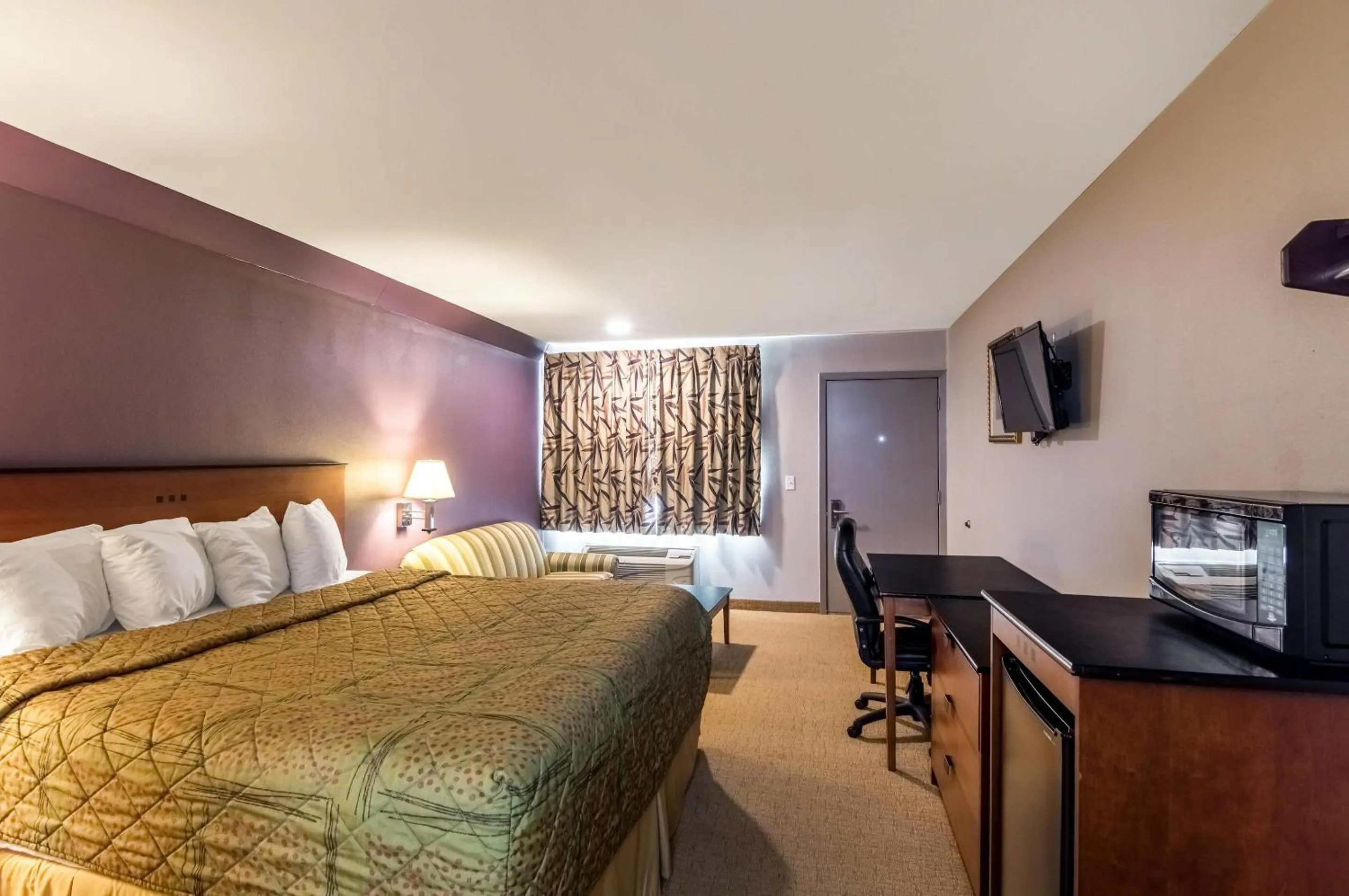 Bedroom, Bed in Rodeway Inn Arlington Entertainment District Area