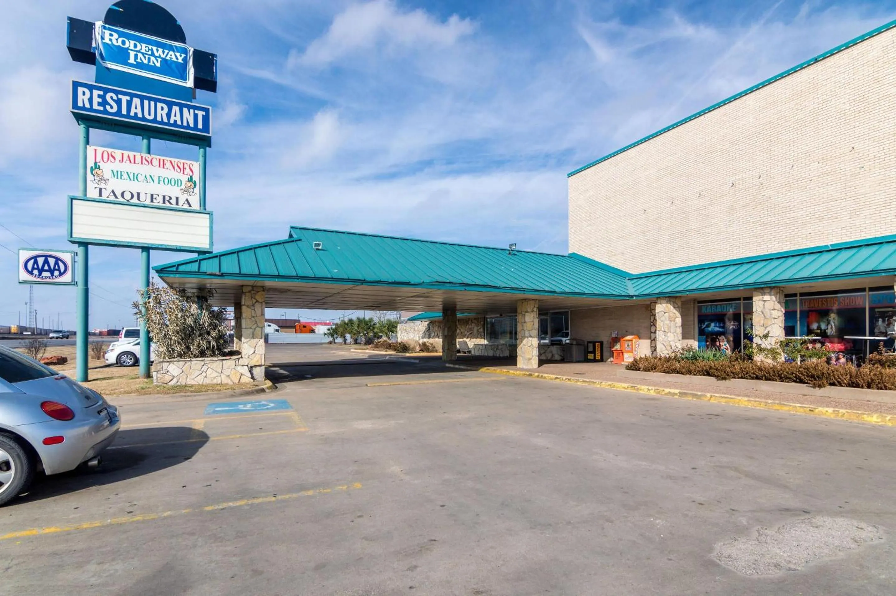 Property building in Rodeway Inn Arlington Entertainment District Area