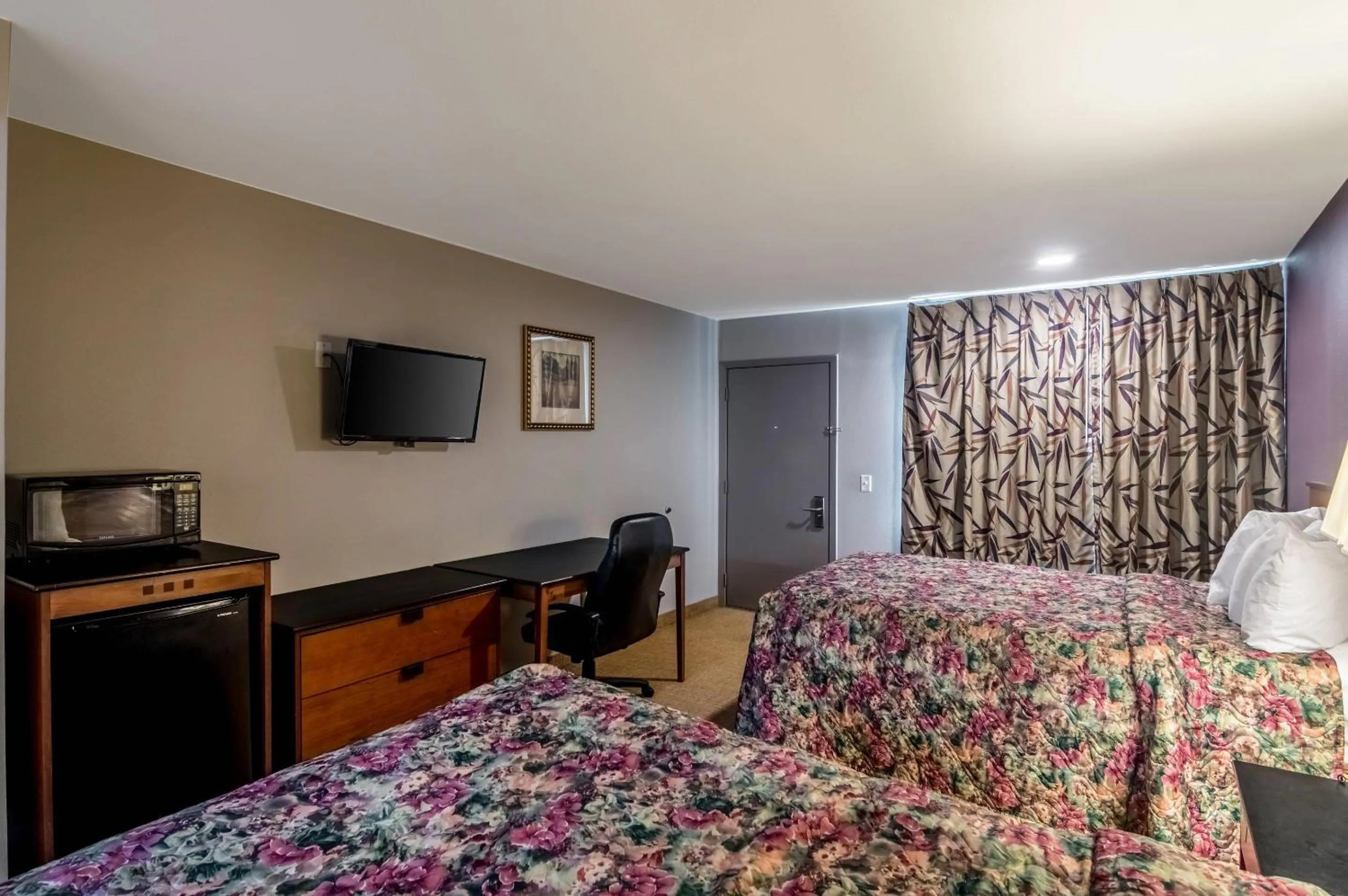 Bedroom, Bed in Rodeway Inn Arlington Entertainment District Area
