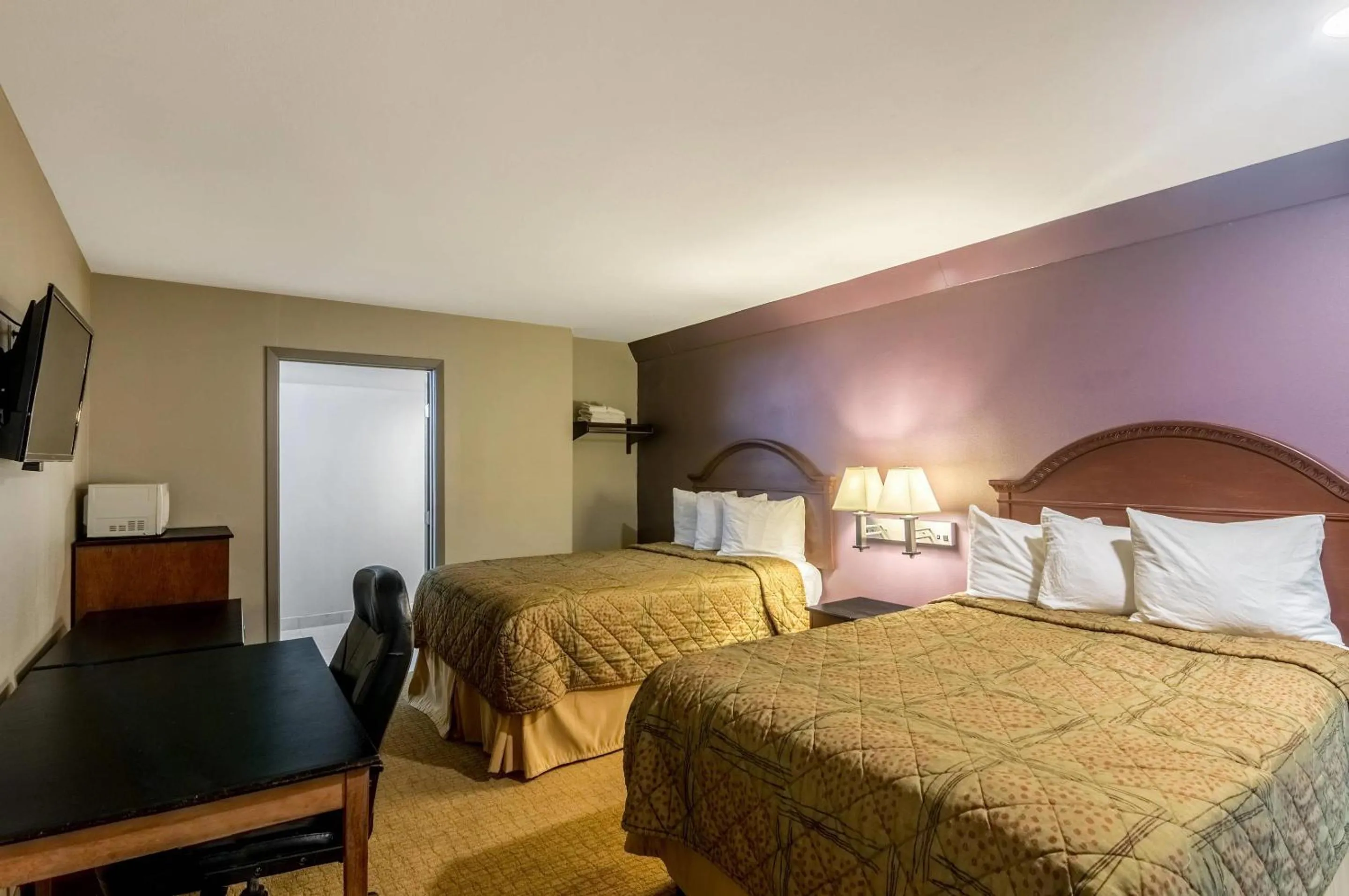 Bedroom, Bed in Rodeway Inn Arlington Entertainment District Area