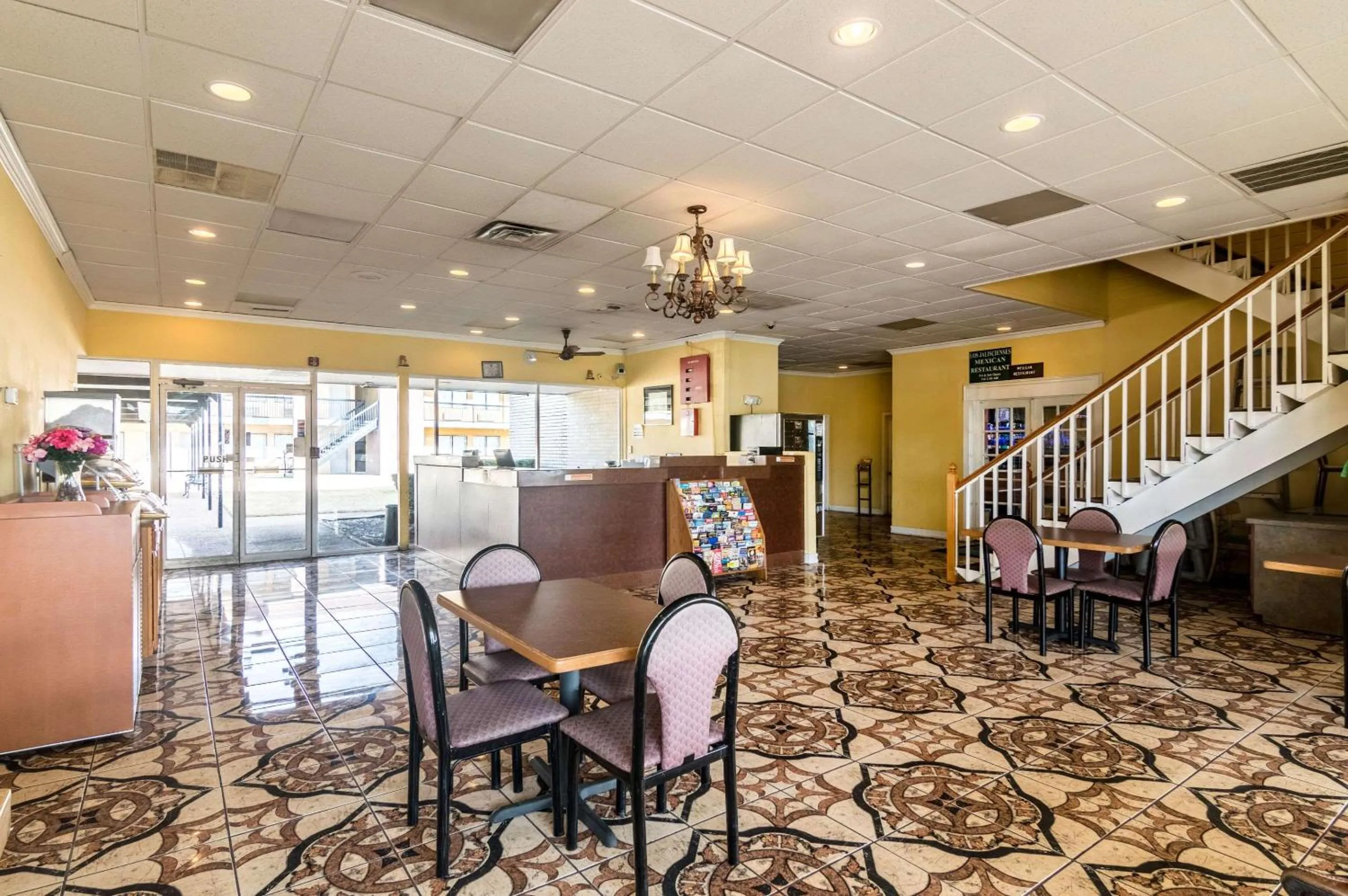 Restaurant/places to eat in Rodeway Inn Arlington Entertainment District Area