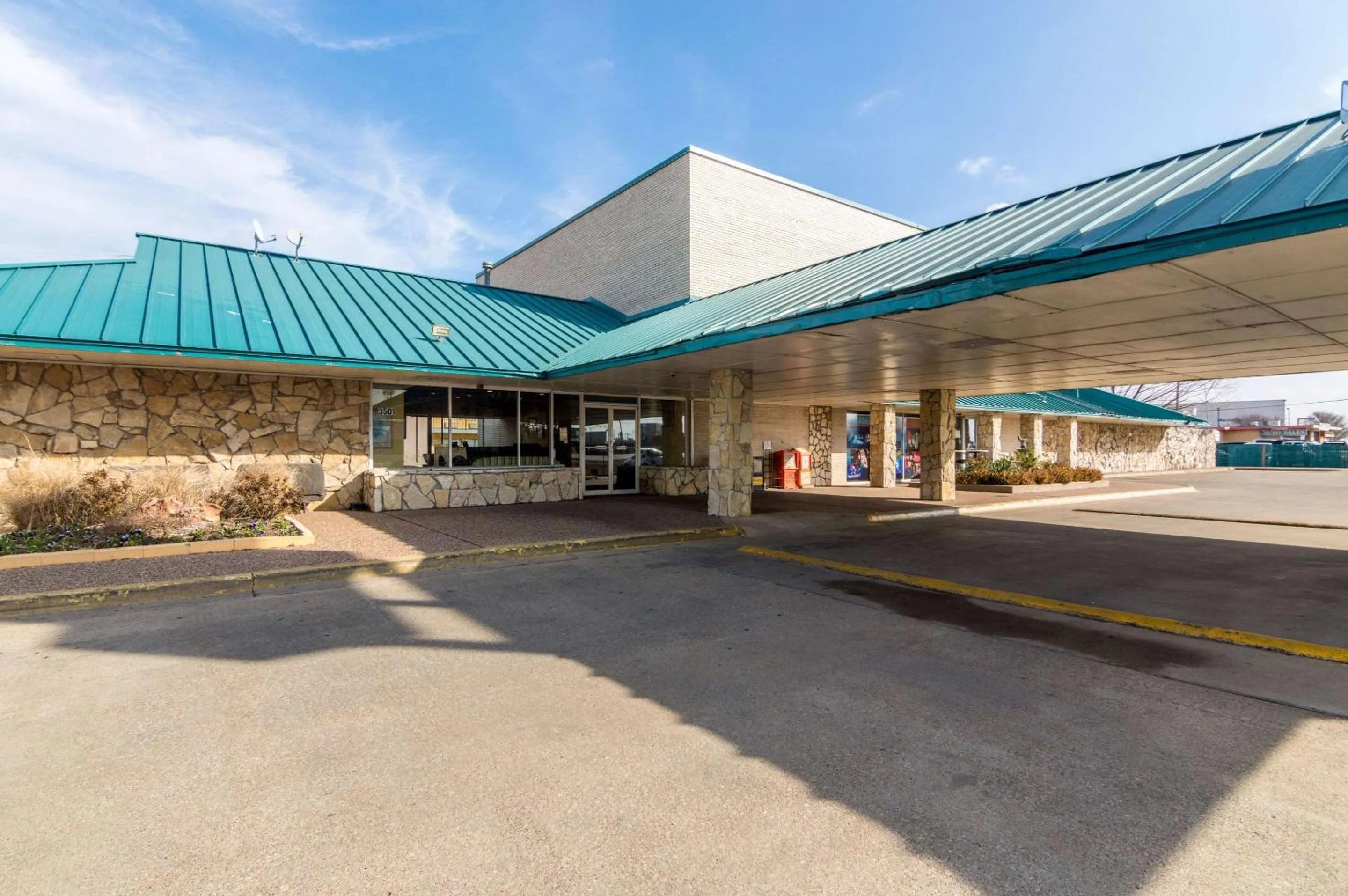 Property building in Rodeway Inn Arlington Entertainment District Area