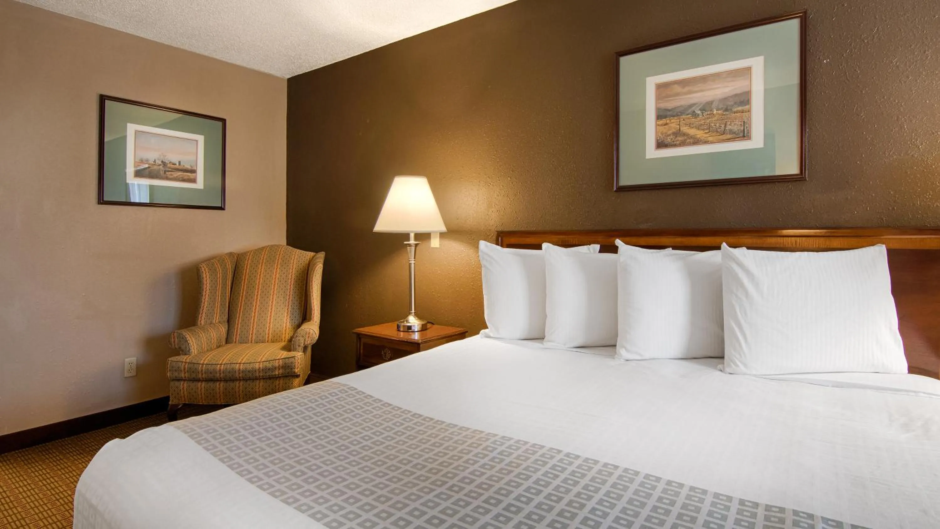 Bed in Best Western Smoky Mountain Inn