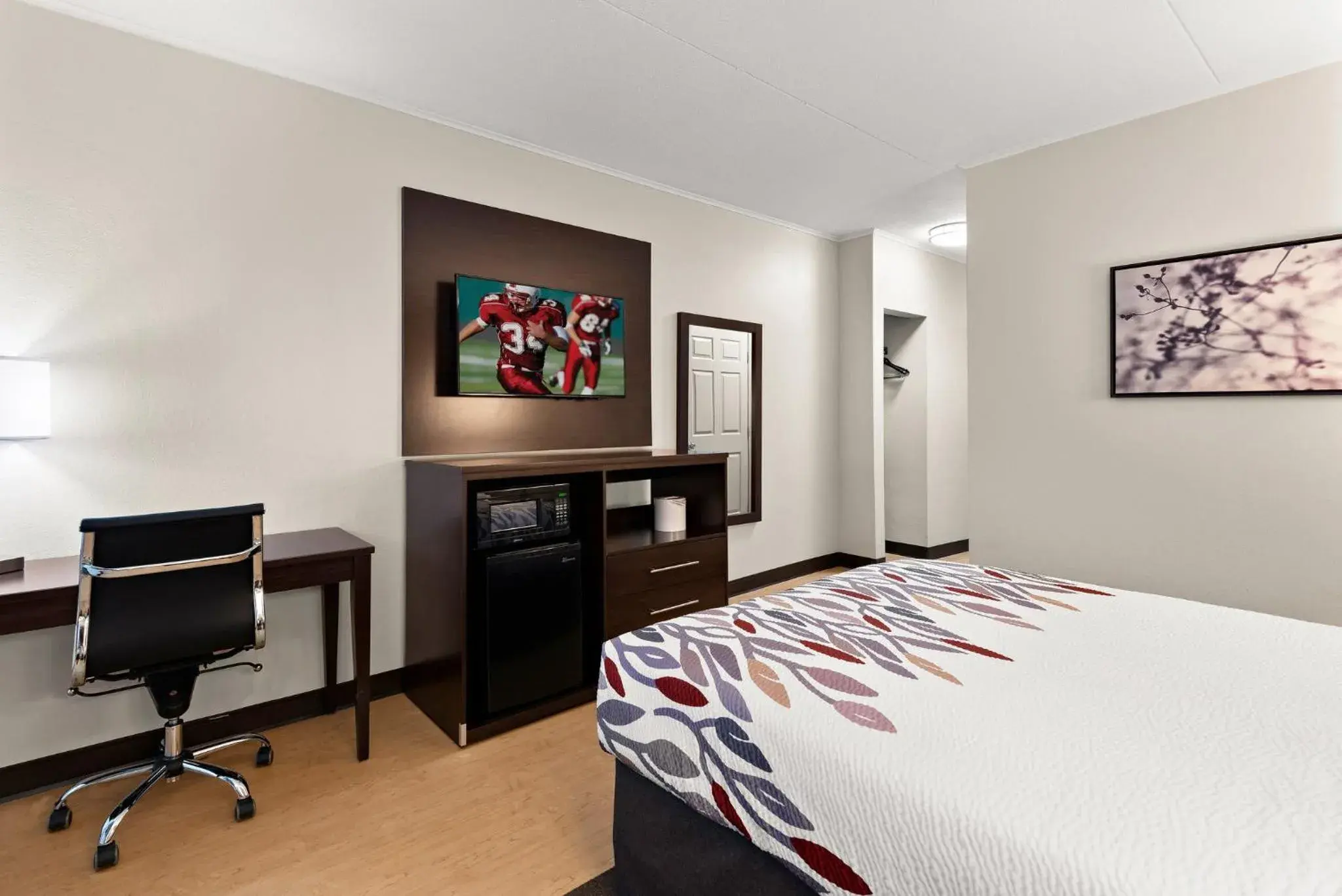 Superior Queen Room Disability Access Roll-In Shower Non-Smoking in Red Roof Inn Norwich Superior Queen Room Disability Access Roll-In Shower Non-Smoking in Red Roof Inn Norwich