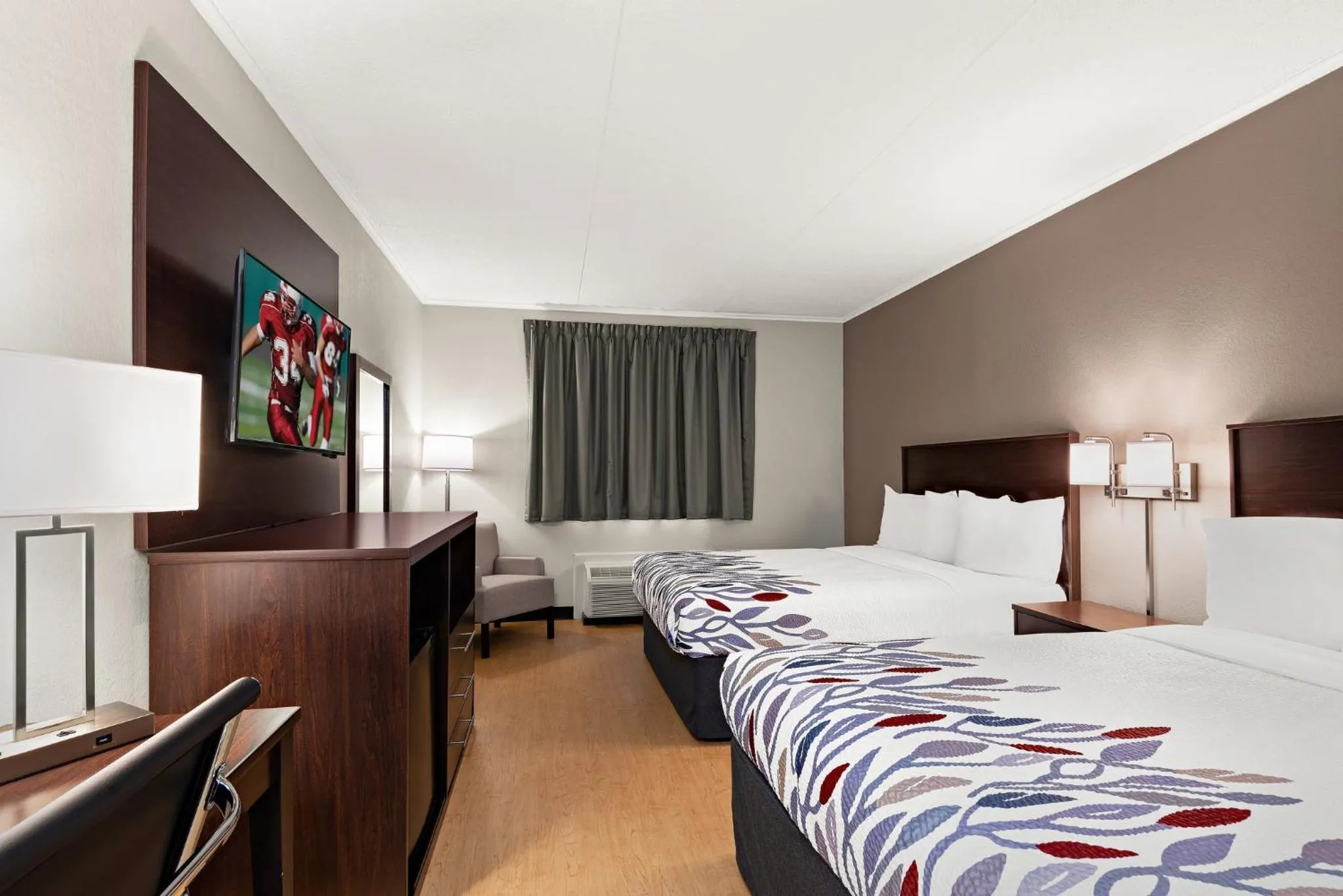 Photo of the whole room, Bed in Red Roof Inn Norwich