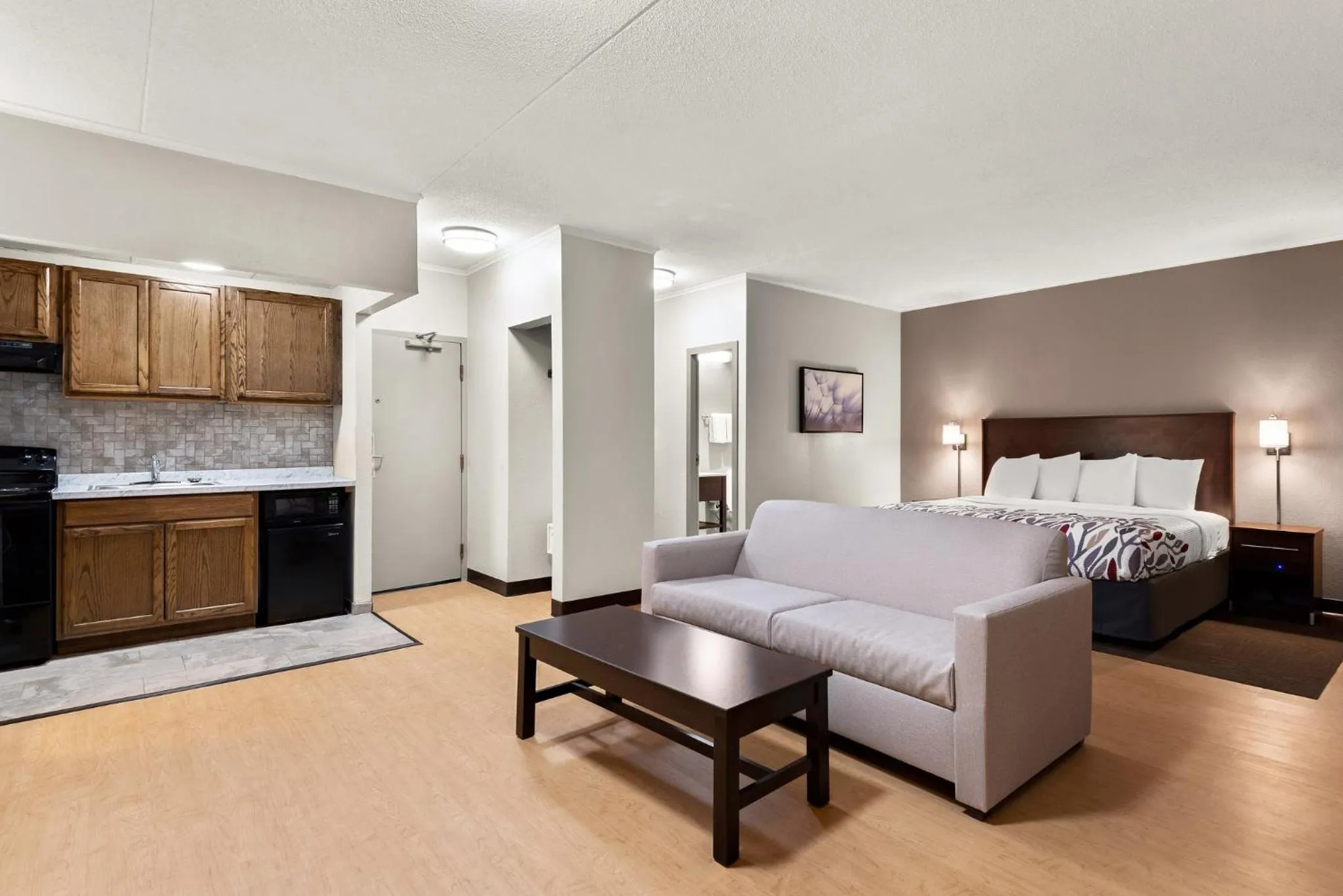 Photo of the whole room, Bed in Red Roof Inn Norwich