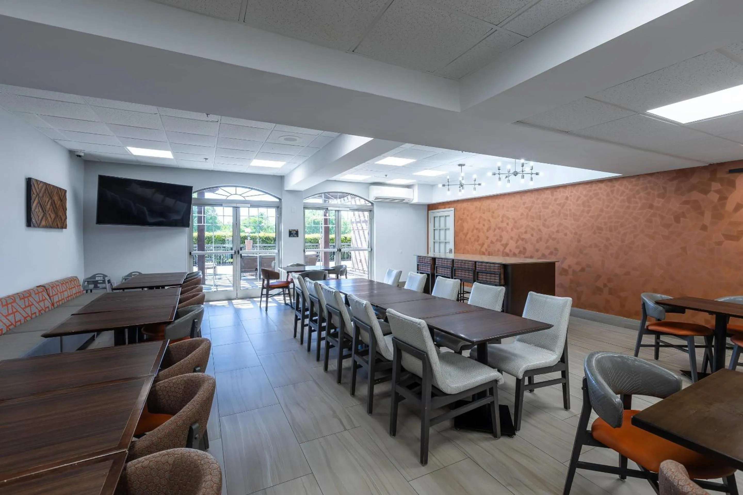 Breakfast in Country Inn & Suites by Radisson, Lake Norman Huntersville, NC